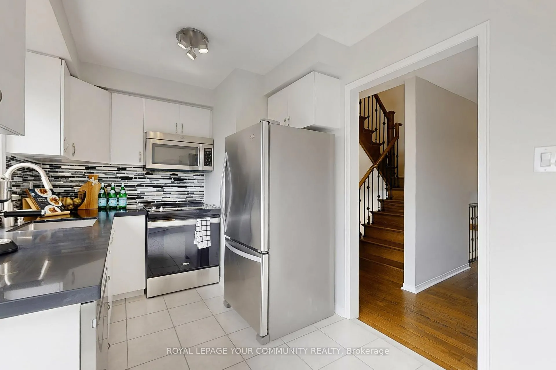 Photo 12 of 43 Larissa Court, Vaughan, Maple — HOMEH