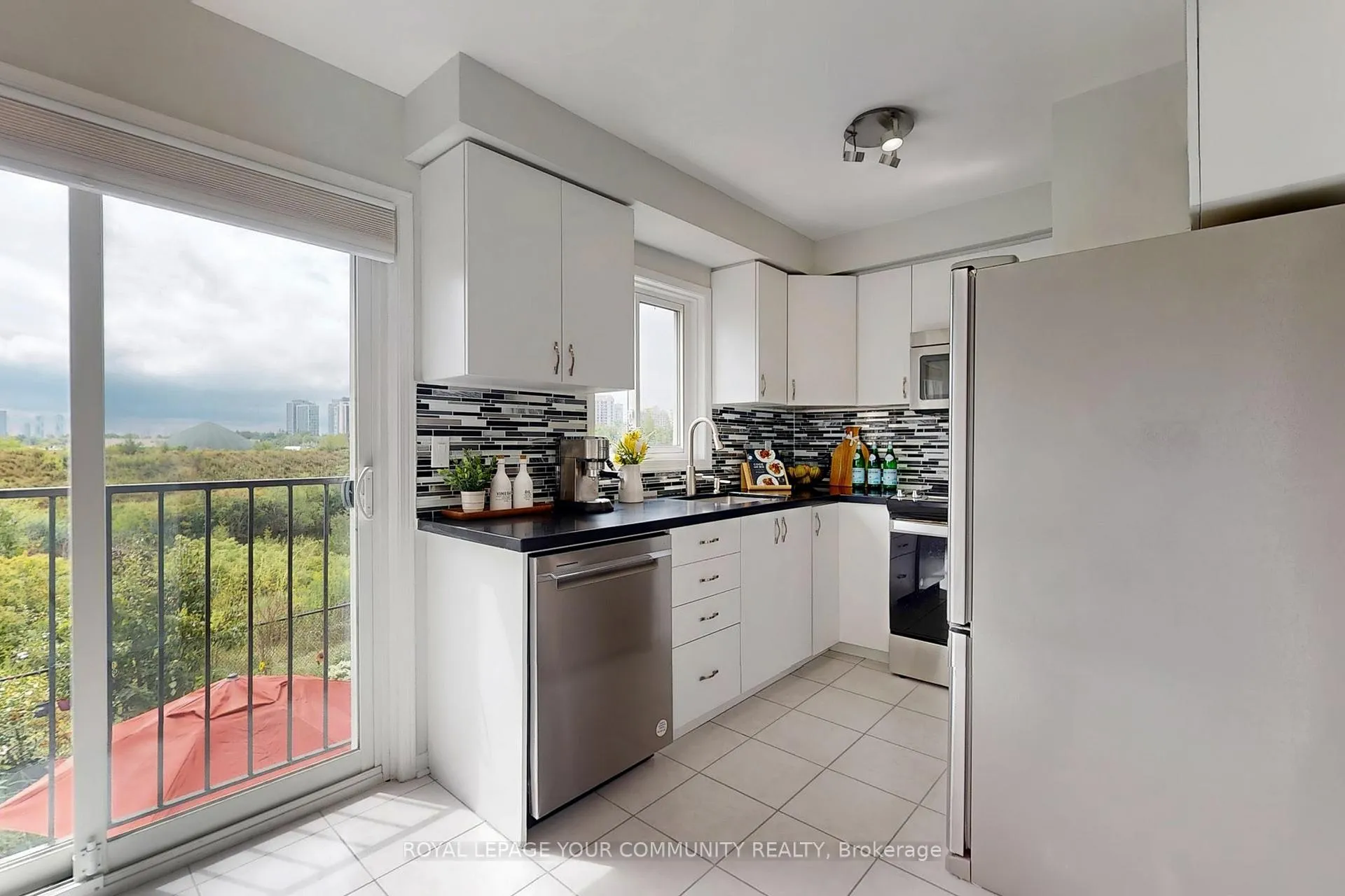 Photo 13 of 43 Larissa Court, Vaughan, Maple — HOMEH