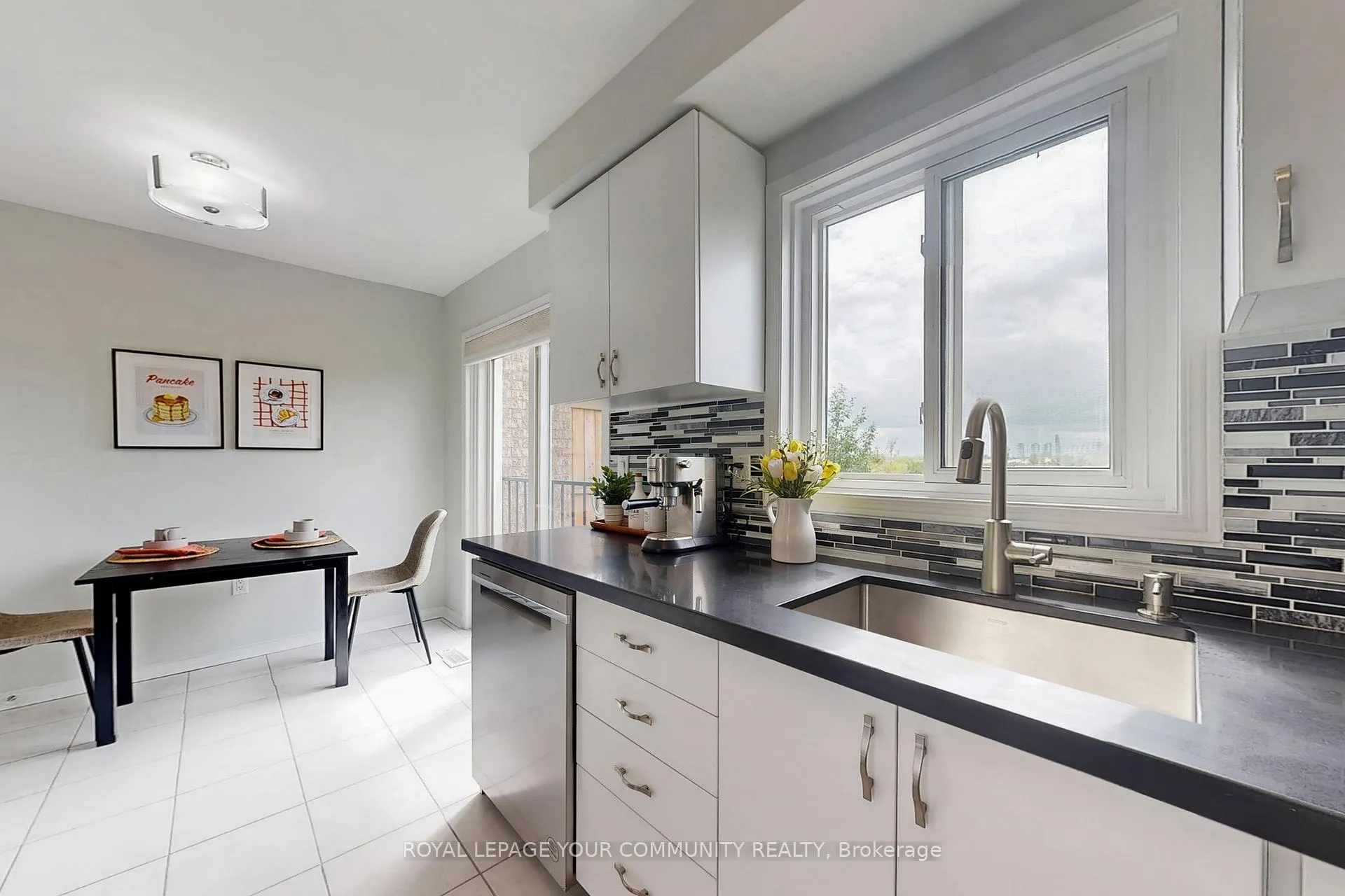 Photo 14 of 43 Larissa Court, Vaughan, Maple — HOMEH