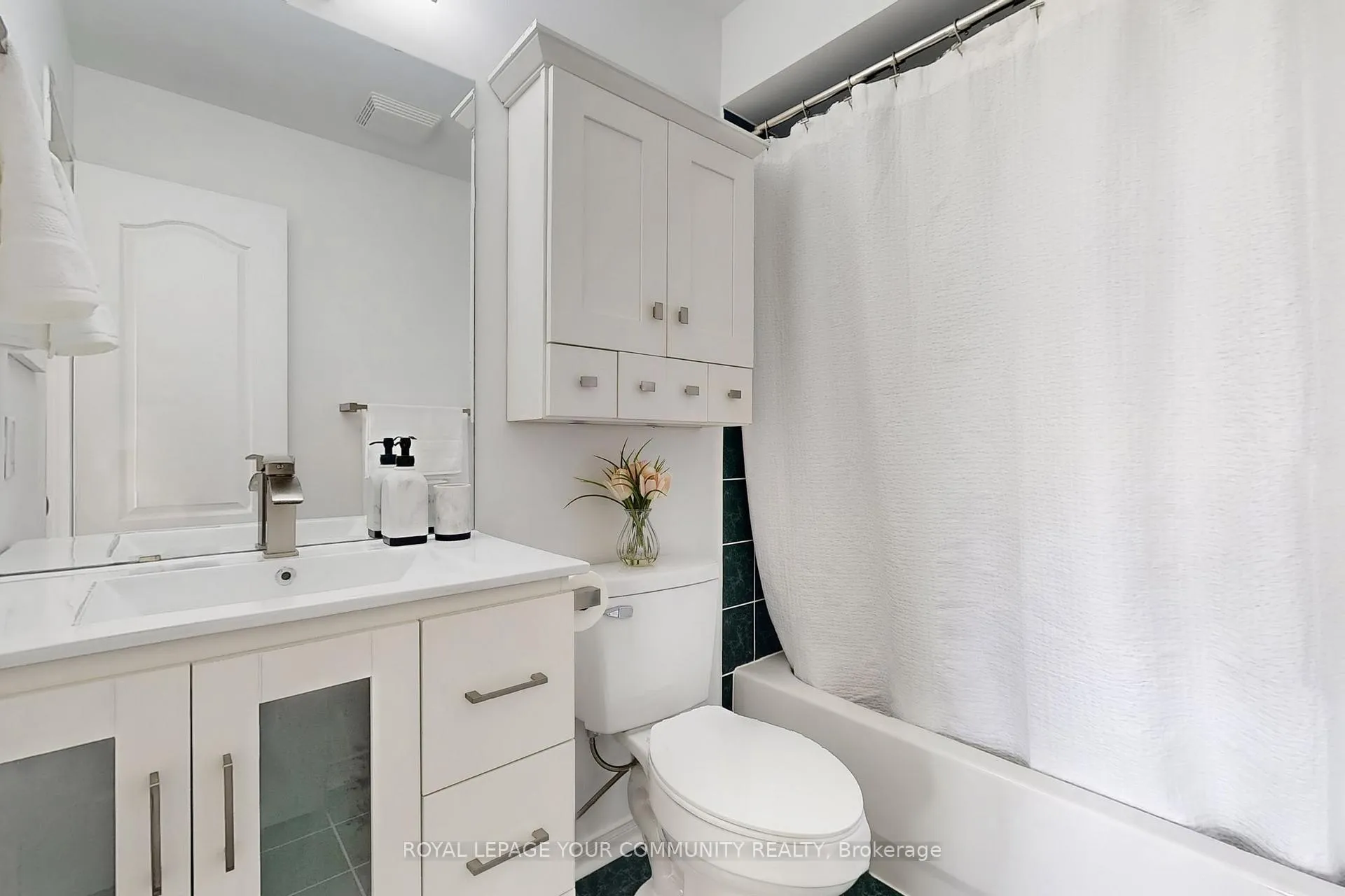 Photo 23 of 43 Larissa Court, Vaughan, Maple — HOMEH