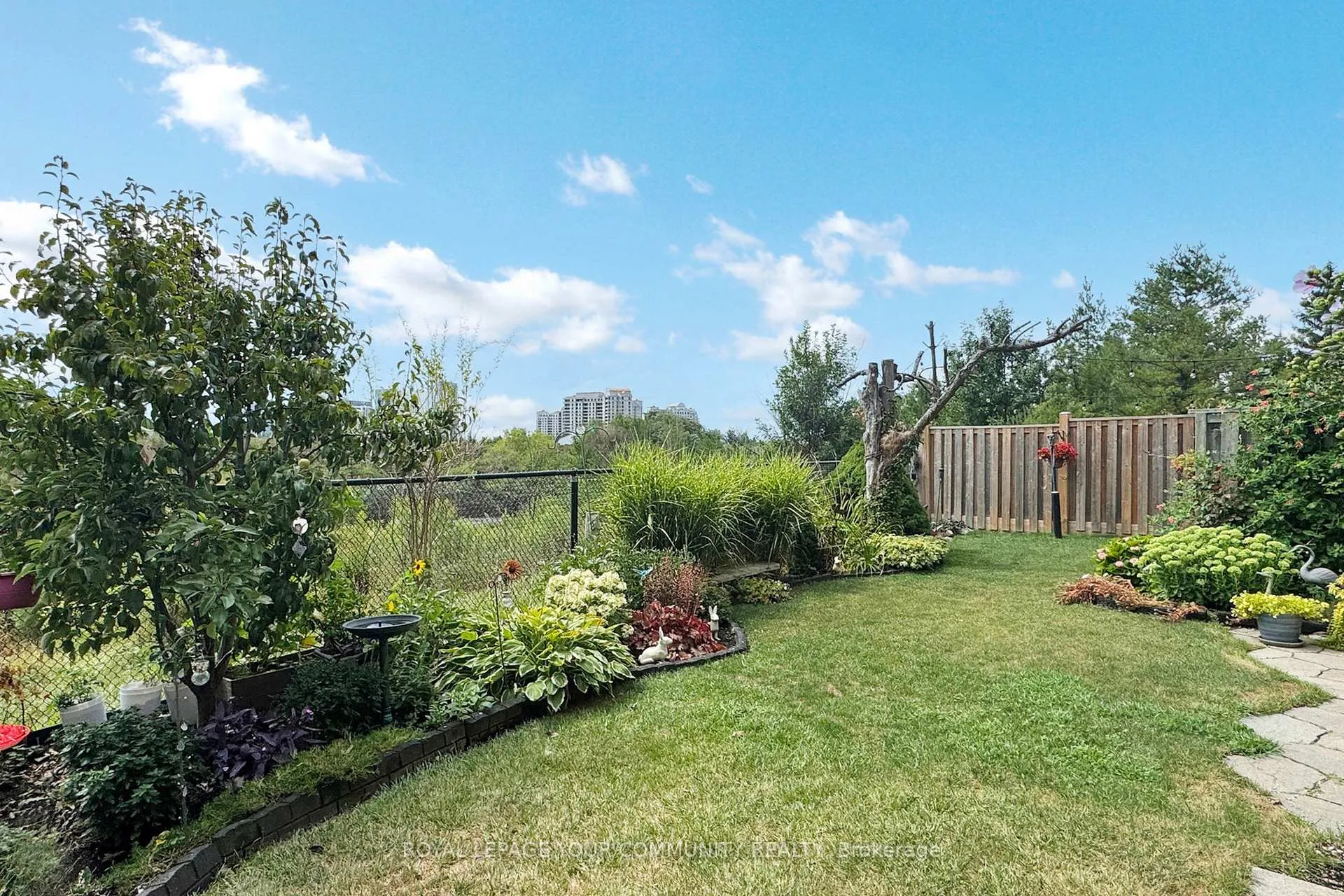 Photo 36 of 43 Larissa Court, Vaughan, Maple — HOMEH