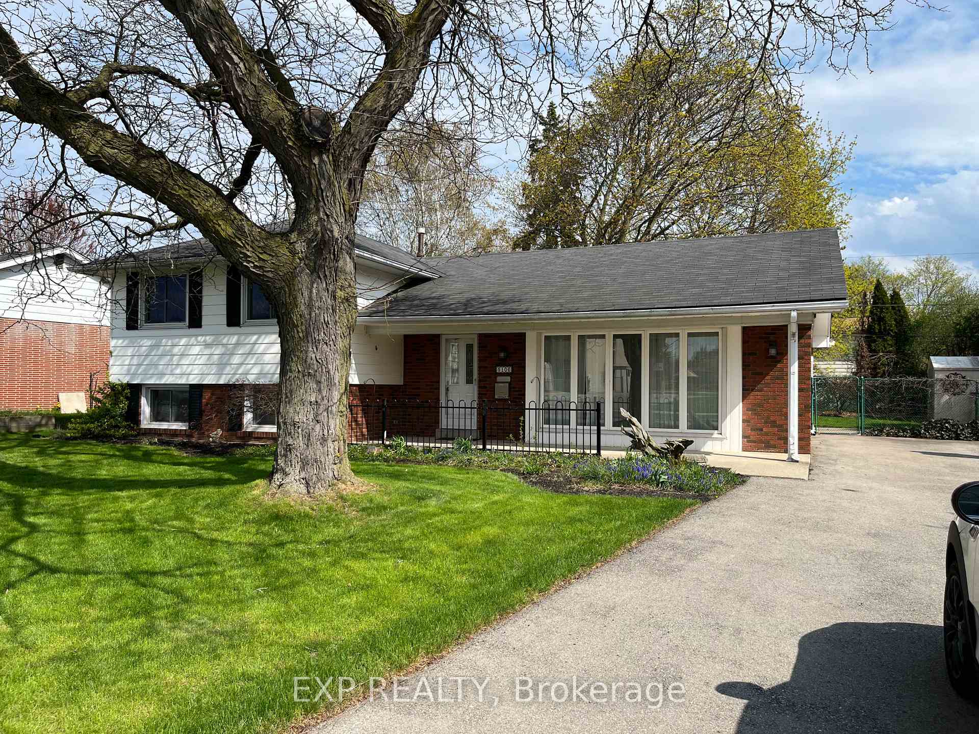 Photo 2 of 5106 Meadowhill Road, Burlington, Appleby — HOMEH