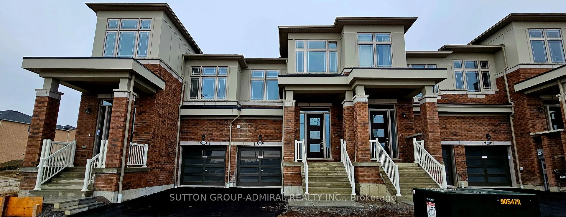 Front of 1004 Crowsnest Hollow