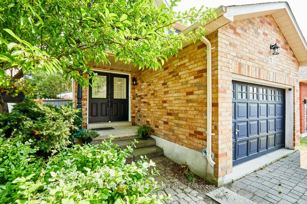 Photo 2 of 5 Pickard Gate, Clarington, Courtice — HOMEH