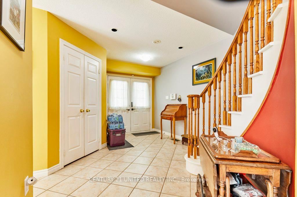 Photo 3 of 5 Pickard Gate, Clarington, Courtice — HOMEH