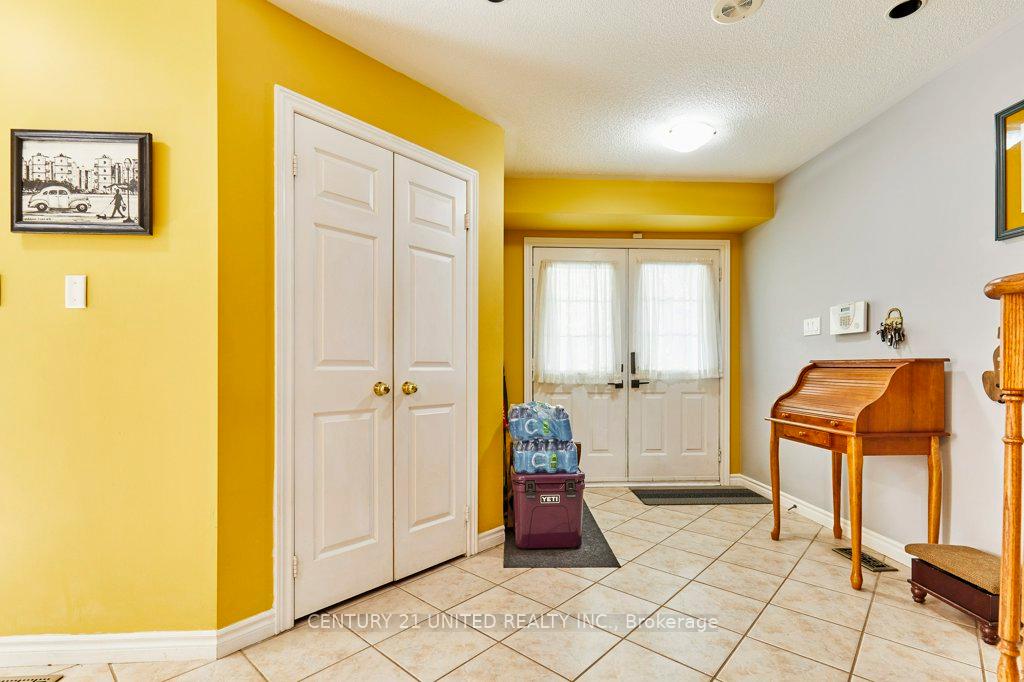 Photo 4 of 5 Pickard Gate, Clarington, Courtice — HOMEH