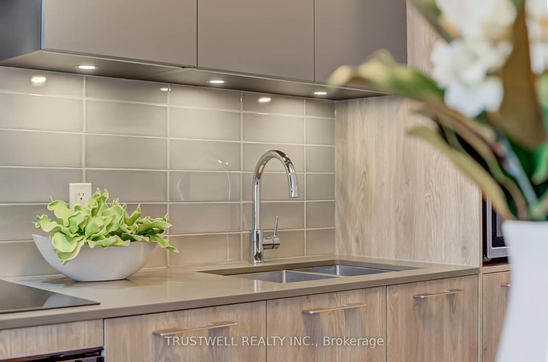 Photo 8 of Unit 315, 38 Water Walk Drive, Markham, Unionville — HOMEH