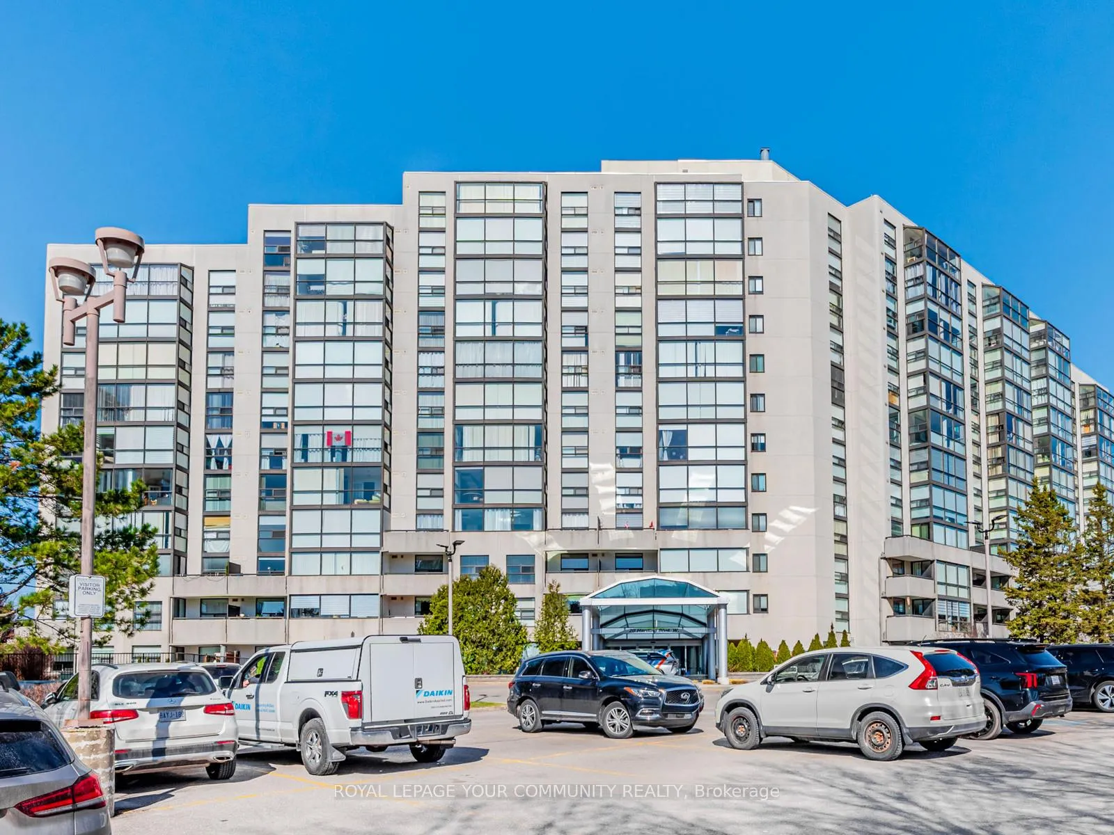 Front of Unit 916, 20 Harding Boulevard W