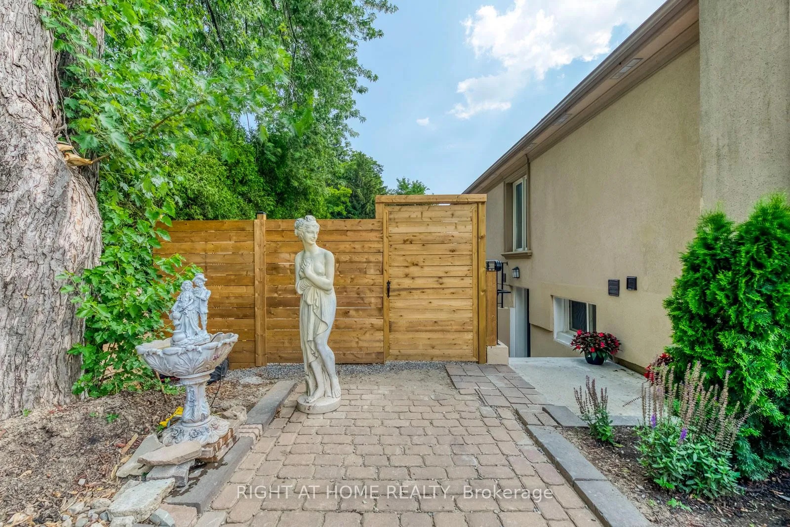 Photo 3 of Unit Bsmt, 91 Rockview Gardens, Vaughan, Concord — HOMEH