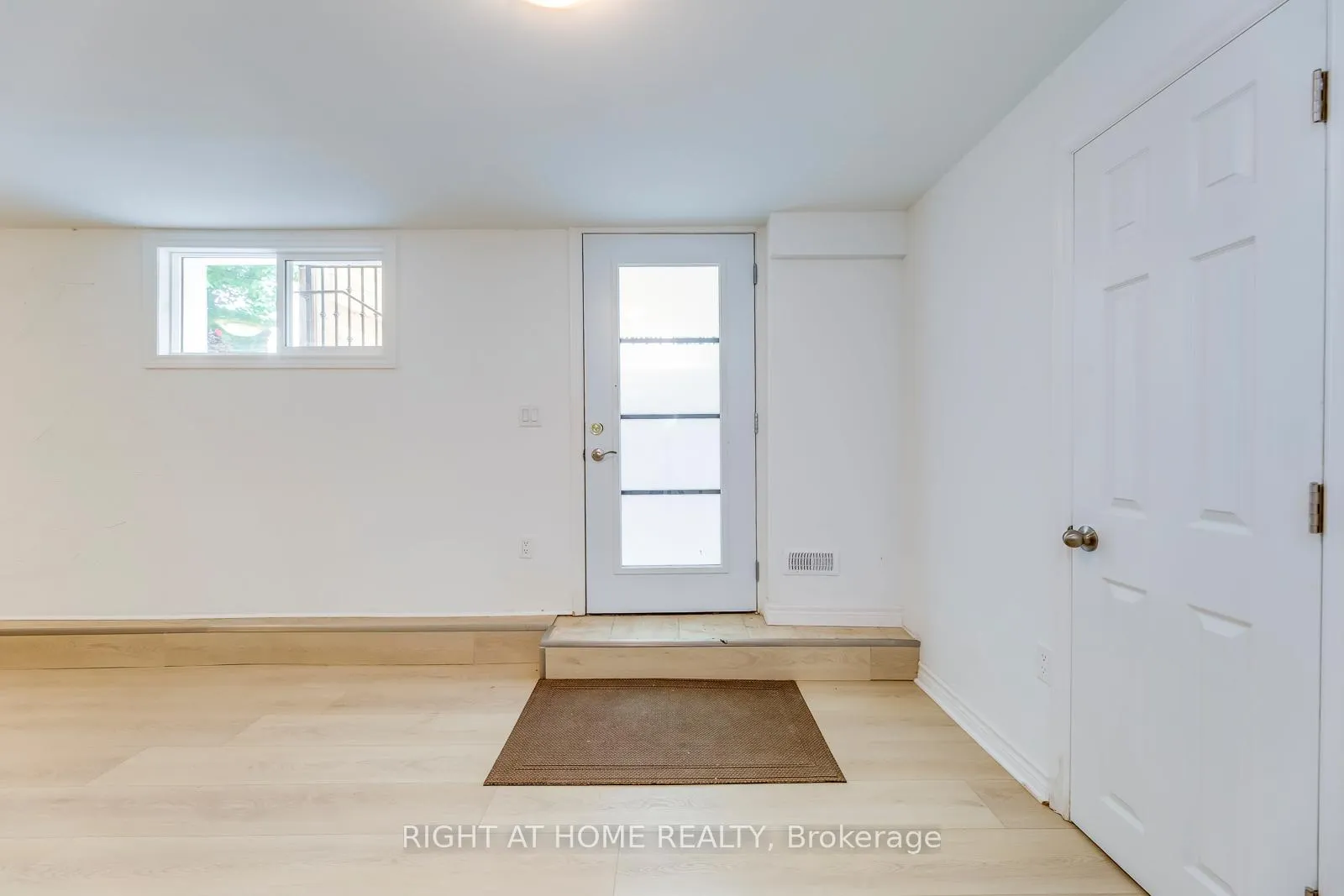 Photo 5 of Unit Bsmt, 91 Rockview Gardens, Vaughan, Concord — HOMEH