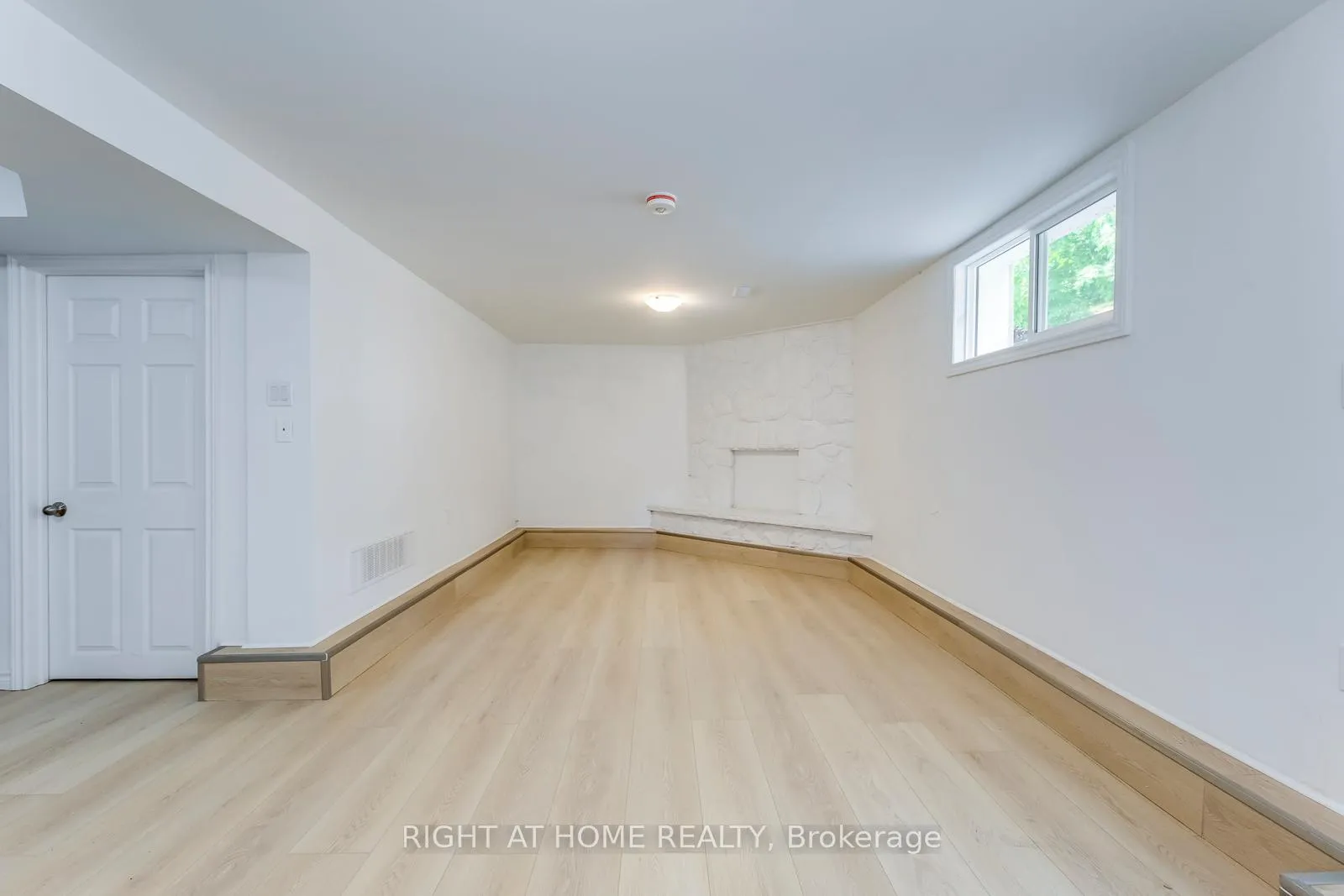 Photo 6 of Unit Bsmt, 91 Rockview Gardens, Vaughan, Concord — HOMEH
