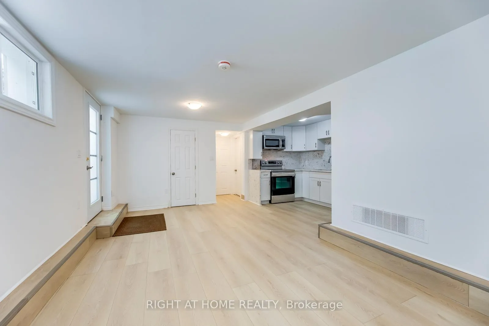 Photo 7 of Unit Bsmt, 91 Rockview Gardens, Vaughan, Concord — HOMEH