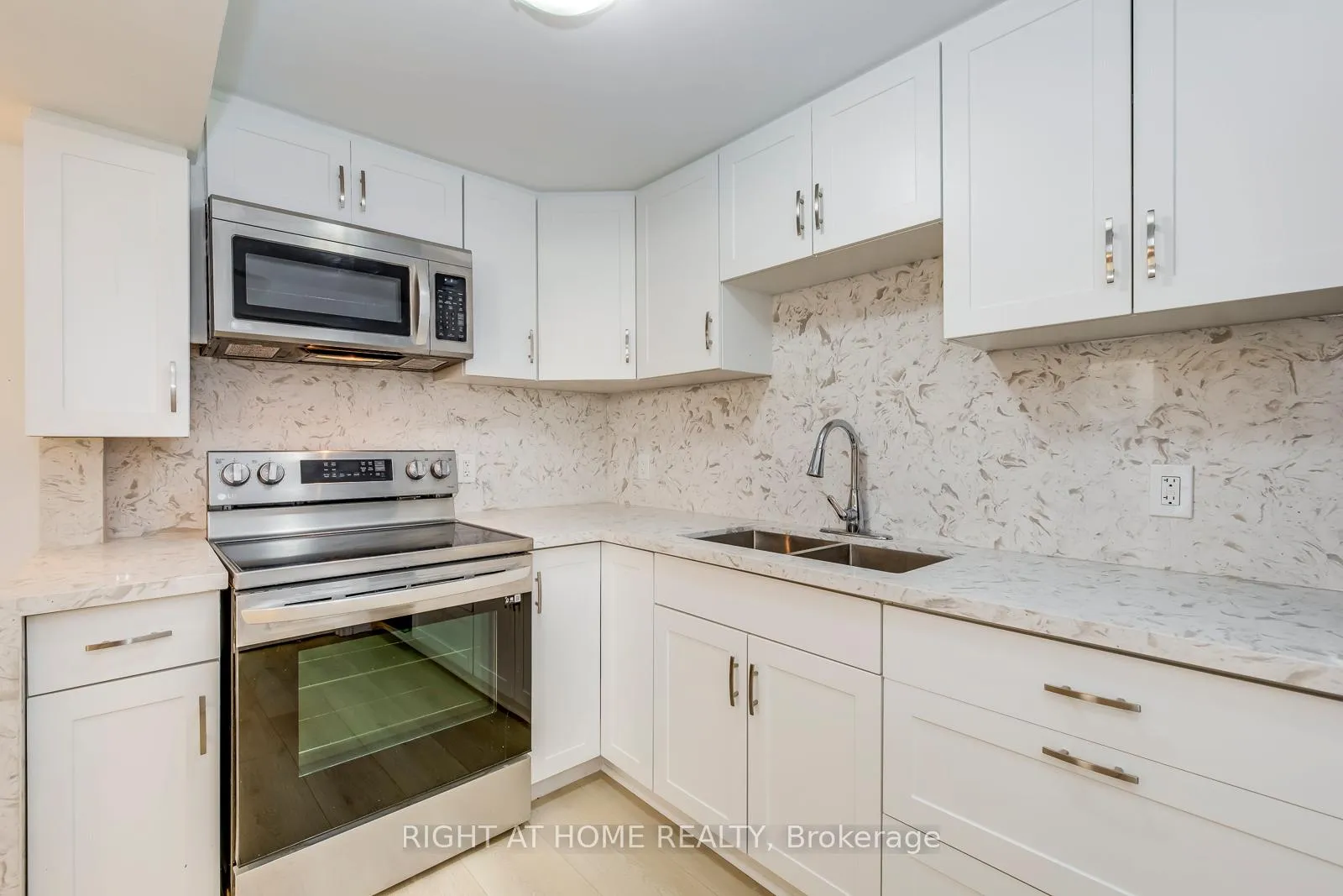 Photo 10 of Unit Bsmt, 91 Rockview Gardens, Vaughan, Concord — HOMEH