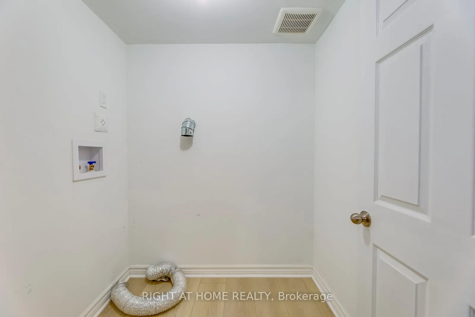 Photo 13 of Unit Bsmt, 91 Rockview Gardens, Vaughan, Concord — HOMEH