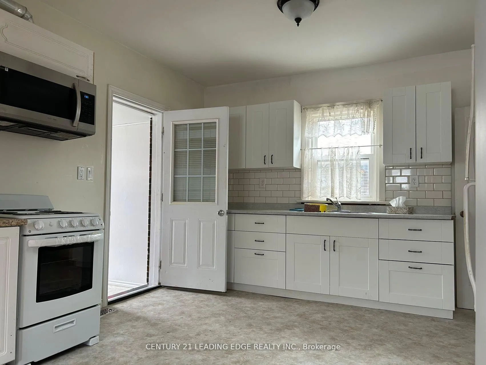 Photo 3 of 294 Buena Vista Avenue, Oshawa, McLaughlin — HOMEH