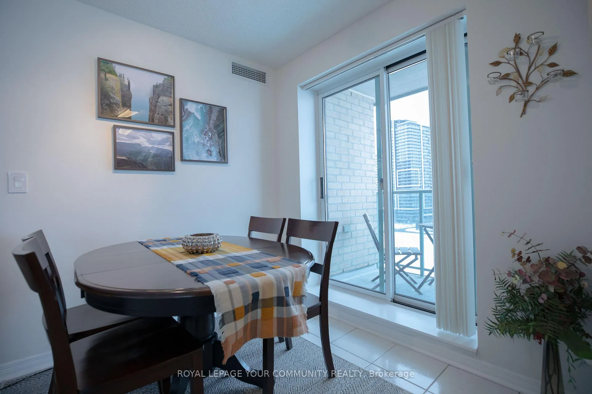 Photo 5 of Unit 1004, 11 Oneida Crescent, Richmond Hill, Langstaff — HOMEH