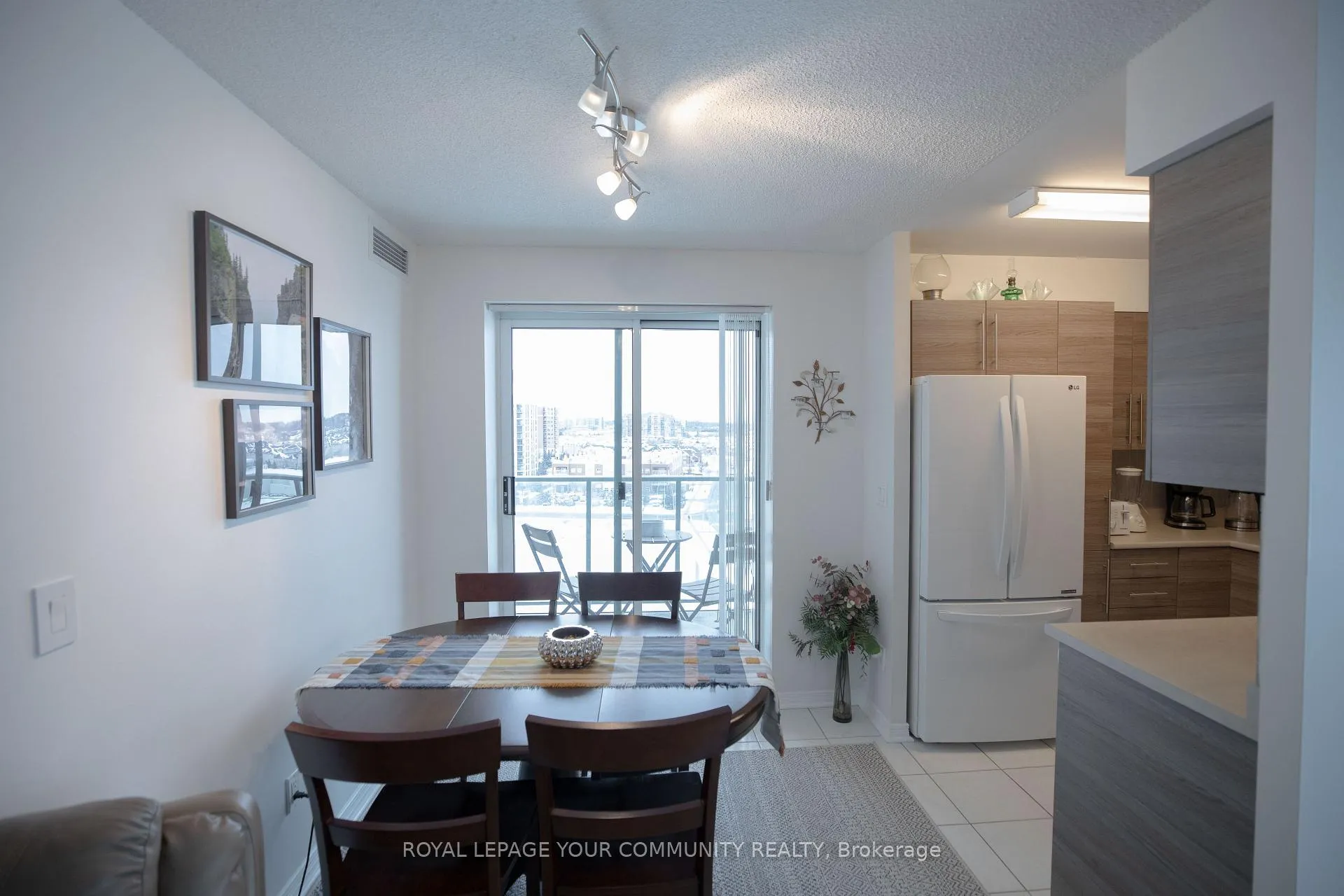 Photo 6 of Unit 1004, 11 Oneida Crescent, Richmond Hill, Langstaff — HOMEH