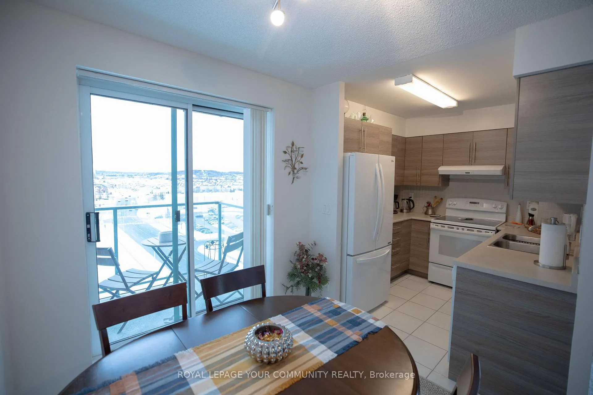 Photo 7 of Unit 1004, 11 Oneida Crescent, Richmond Hill, Langstaff — HOMEH