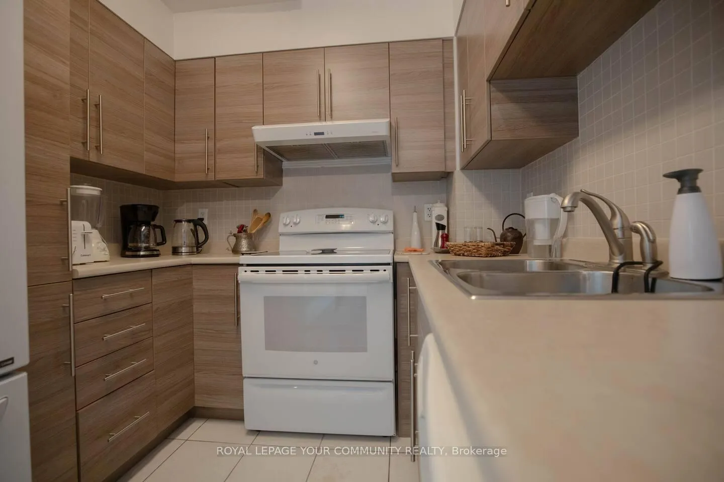 Photo 8 of Unit 1004, 11 Oneida Crescent, Richmond Hill, Langstaff — HOMEH