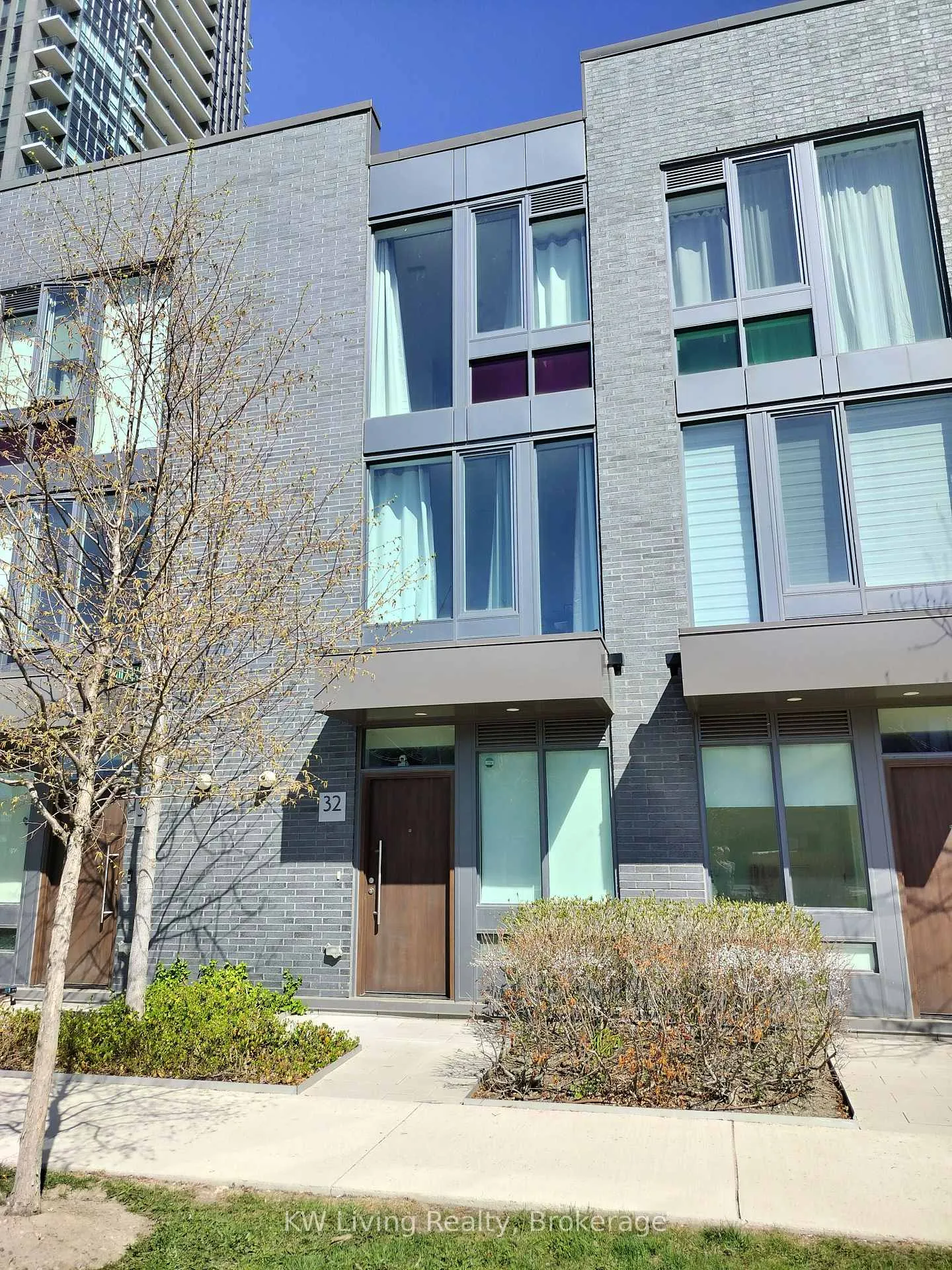 Photo 1 of 32 Sonic Way, Toronto, Flemingdon Park — HOMEH