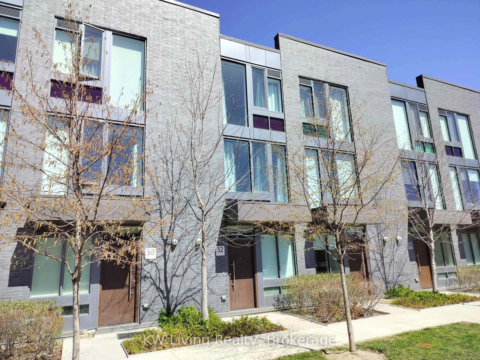 Photo 2 of 32 Sonic Way, Toronto, Flemingdon Park — HOMEH