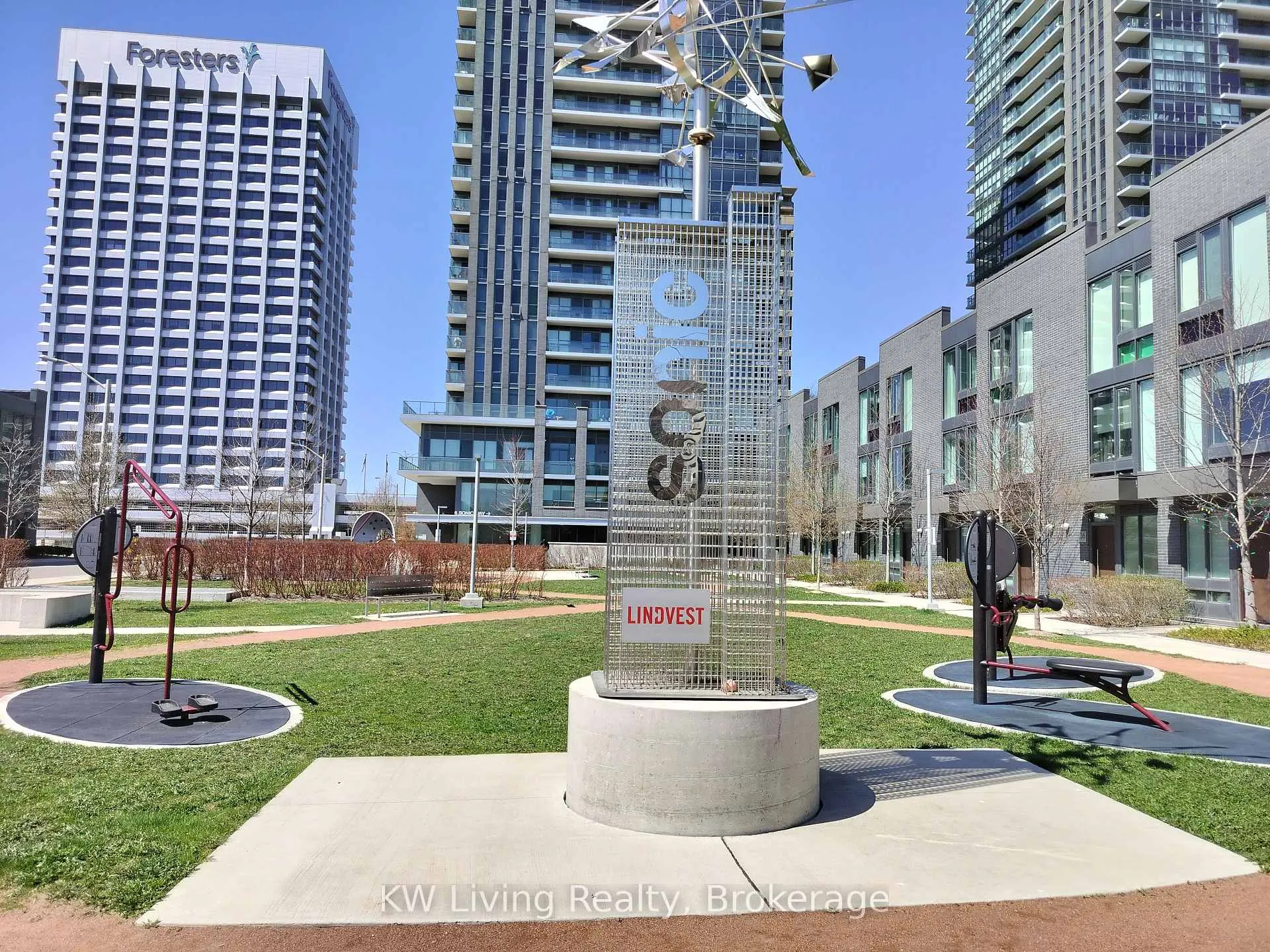 Photo 15 of 32 Sonic Way, Toronto, Flemingdon Park — HOMEH