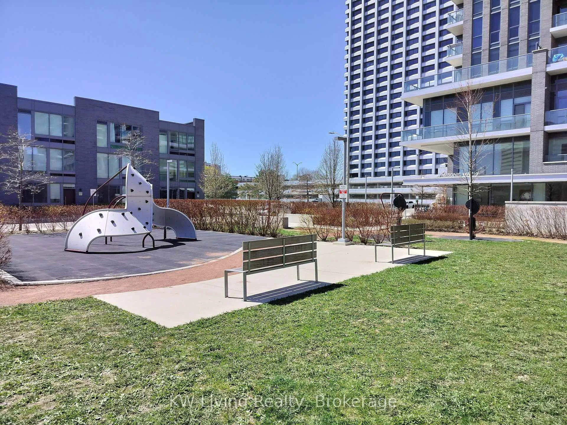 Photo 16 of 32 Sonic Way, Toronto, Flemingdon Park — HOMEH