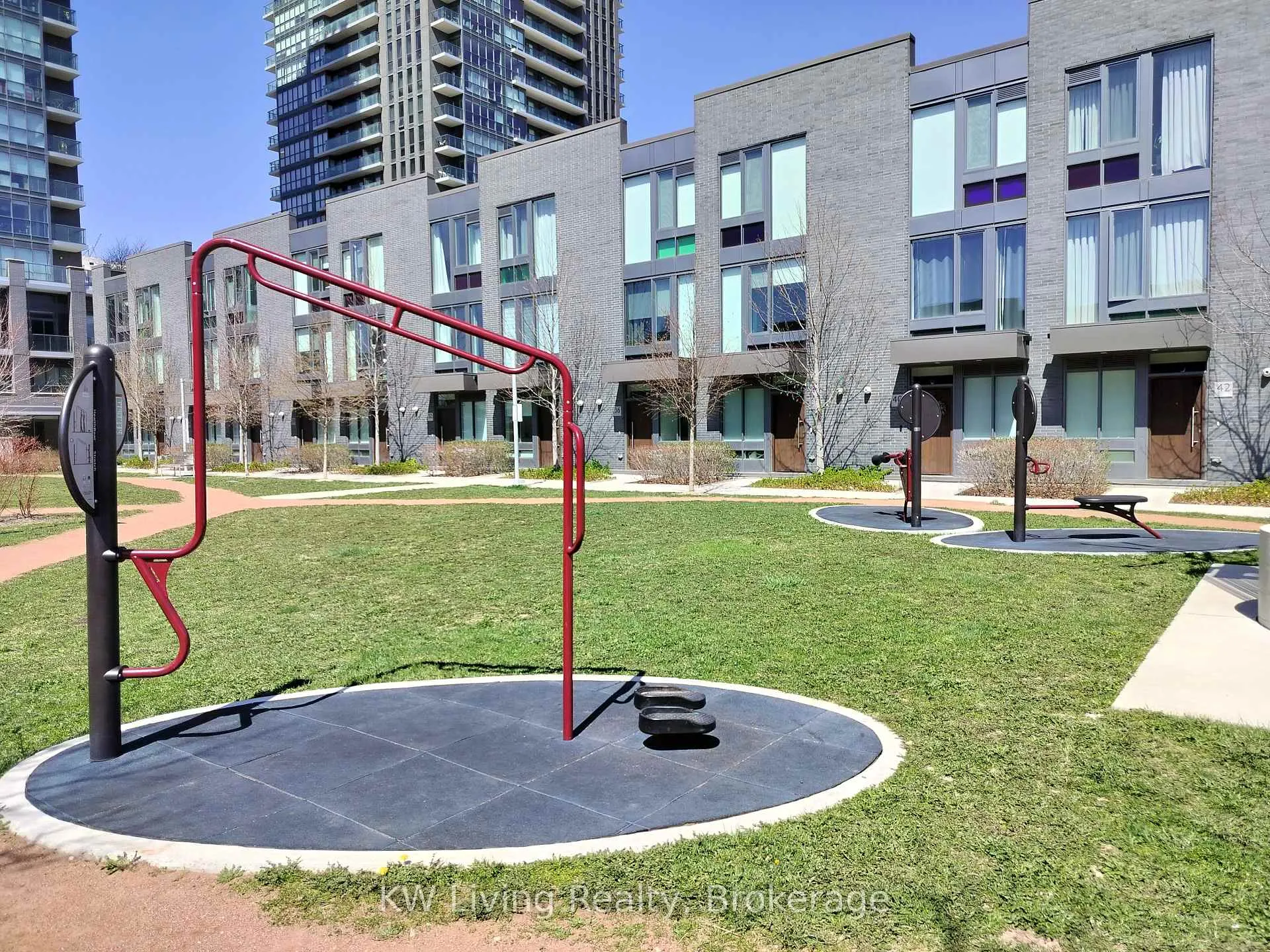 Photo 17 of 32 Sonic Way, Toronto, Flemingdon Park — HOMEH