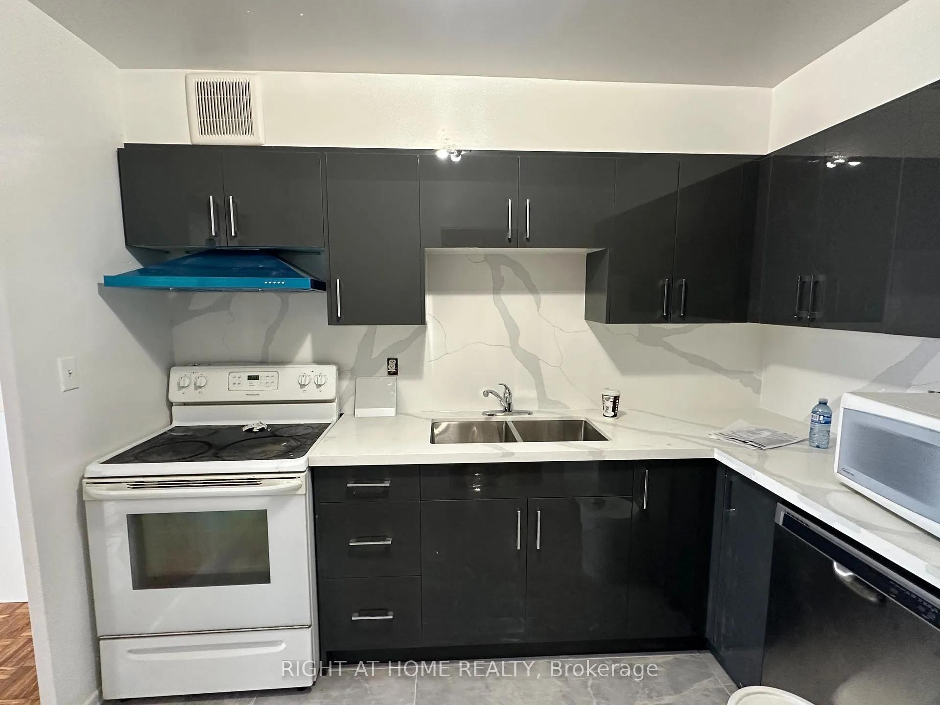 Photo 2 of Unit 1403, 20 Edgecliff Golfway, Toronto, Flemingdon Park — HOMEH