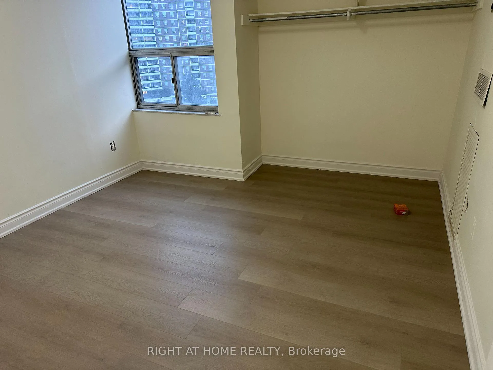 Photo 10 of Unit 1403, 20 Edgecliff Golfway, Toronto, Flemingdon Park — HOMEH