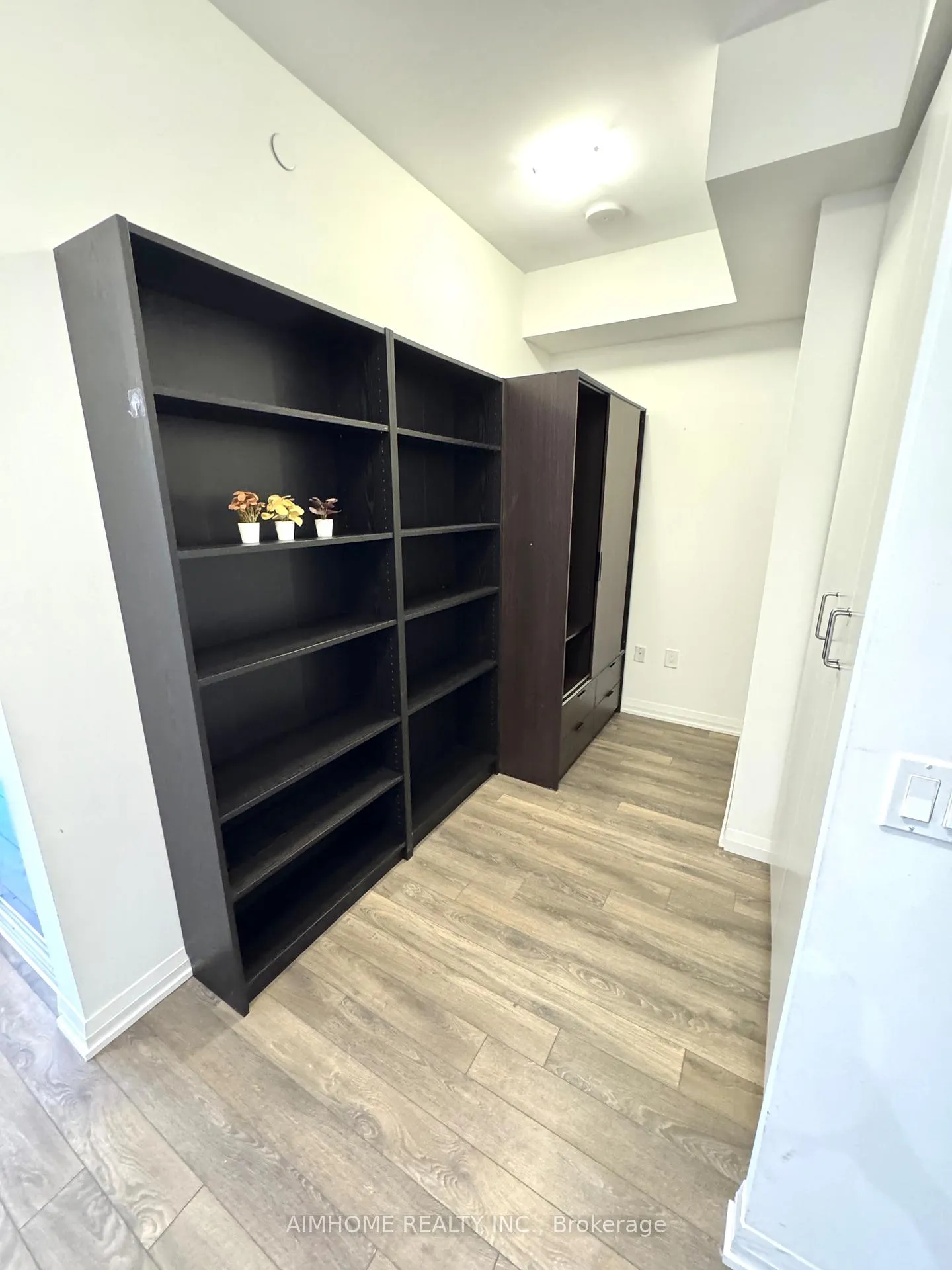 Photo 10 of Unit 807, 99 Eagle Rock Way, Vaughan, Maple — HOMEH