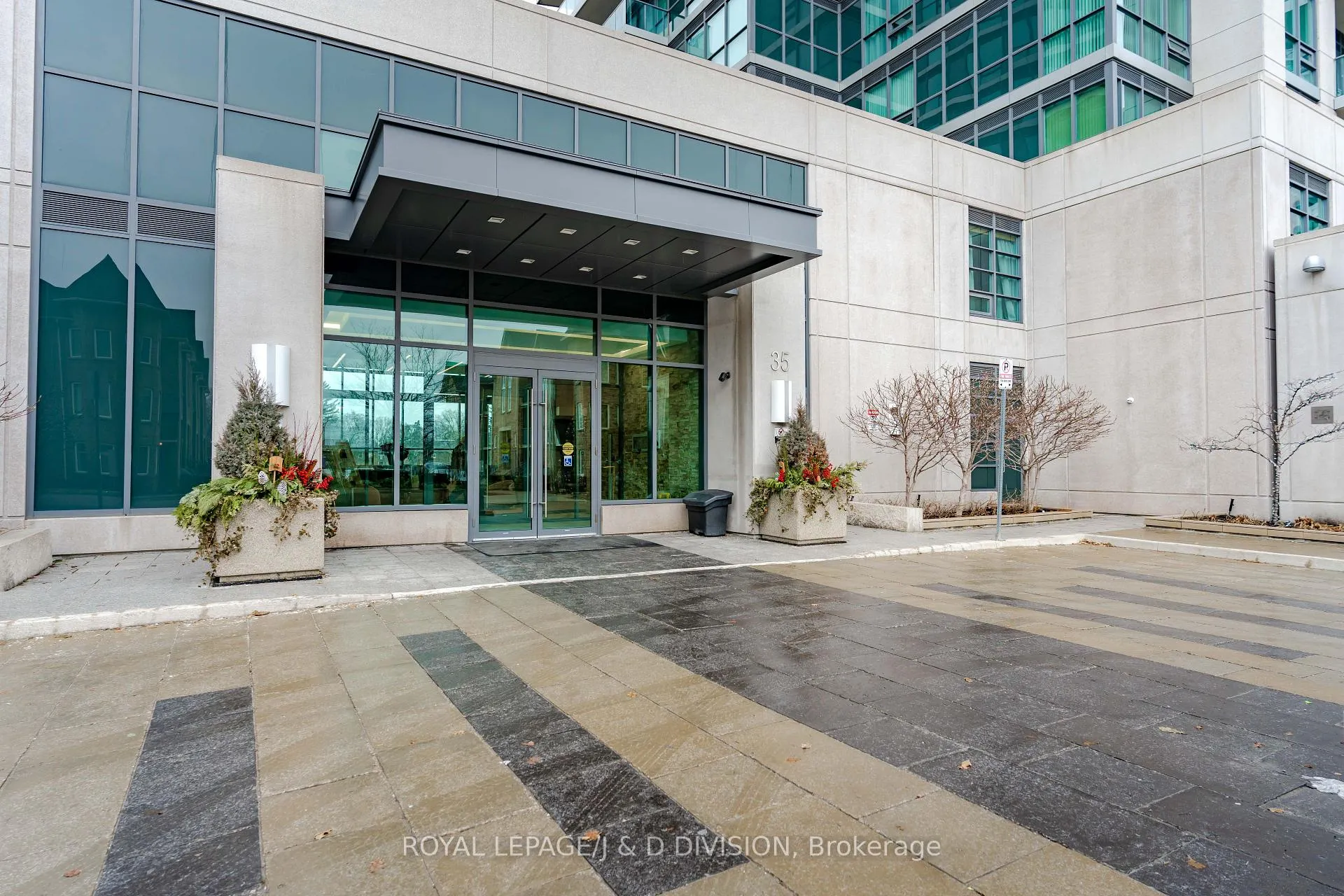 Photo 3 of Unit 824, 35 Brian Peck Crescent, Toronto, Thorncliffe Park — HOMEH