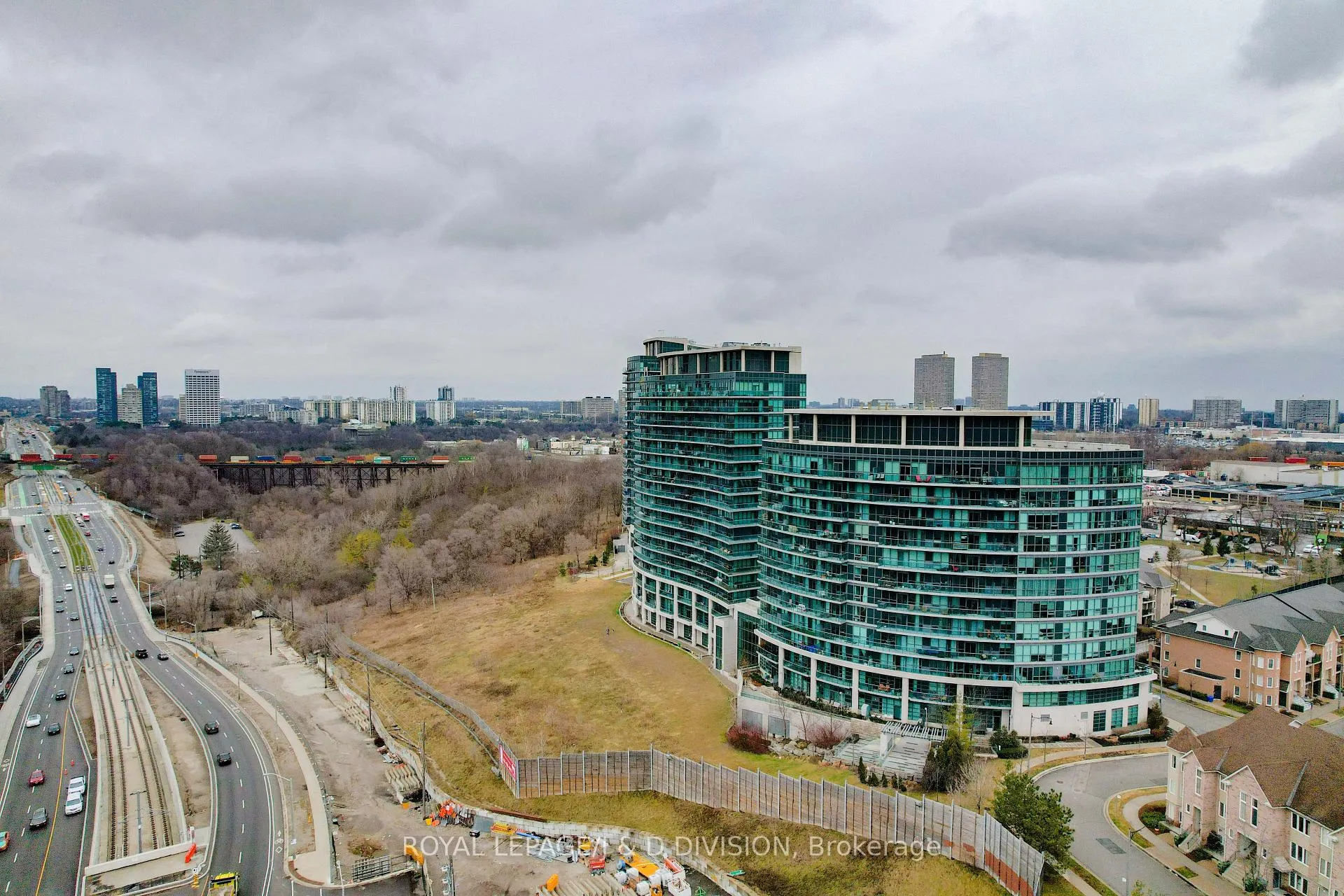 Photo 35 of Unit 824, 35 Brian Peck Crescent, Toronto, Thorncliffe Park — HOMEH