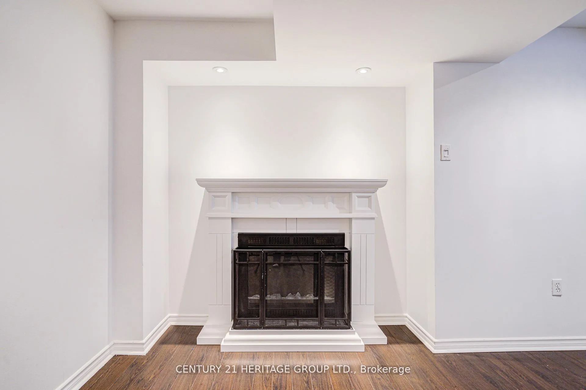 Photo 5 of 335 Vellore Avenue, Vaughan, Vellore Village — HOMEH