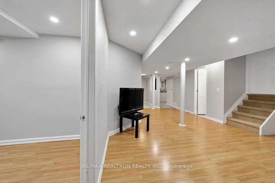 Photo 6 of 28 Hartwell Way, Aurora, Bayview Northeast — HOMEH