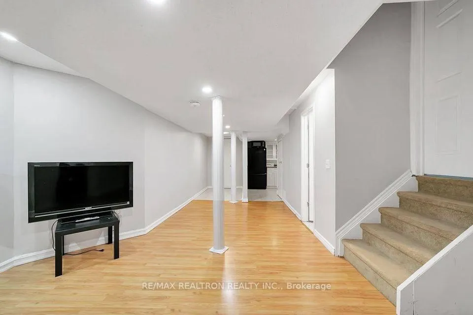 Photo 8 of 28 Hartwell Way, Aurora, Bayview Northeast — HOMEH