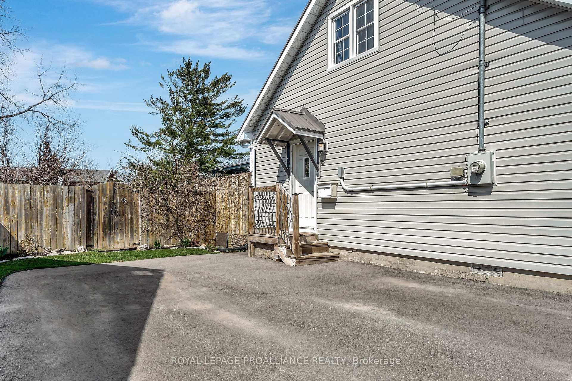 Photo 3 of 108 Karl Street, Belleville, Belleville Ward — HOMEH