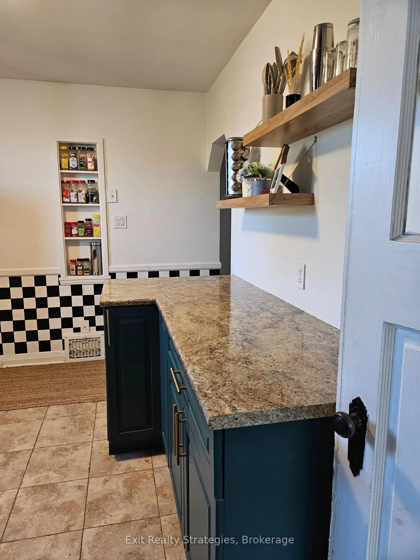 Photo 11 of 1709 King Street E, Hamilton, Delta — HOMEH