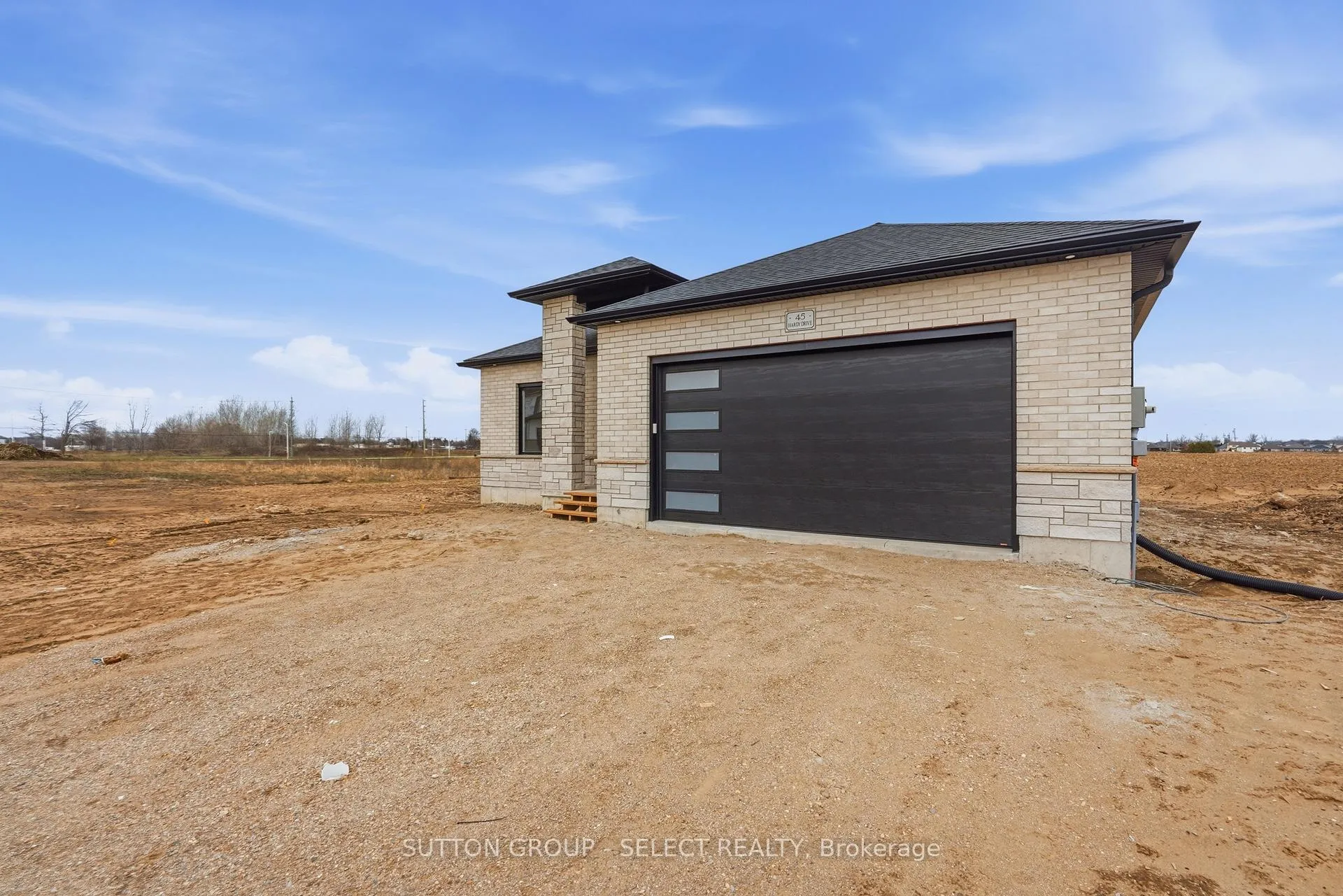 Photo 3 of 45 Hardy Drive, Strathroy-Caradoc, SE — HOMEH
