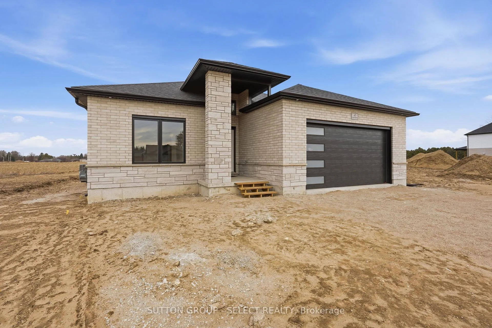 Photo 4 of 45 Hardy Drive, Strathroy-Caradoc, SE — HOMEH