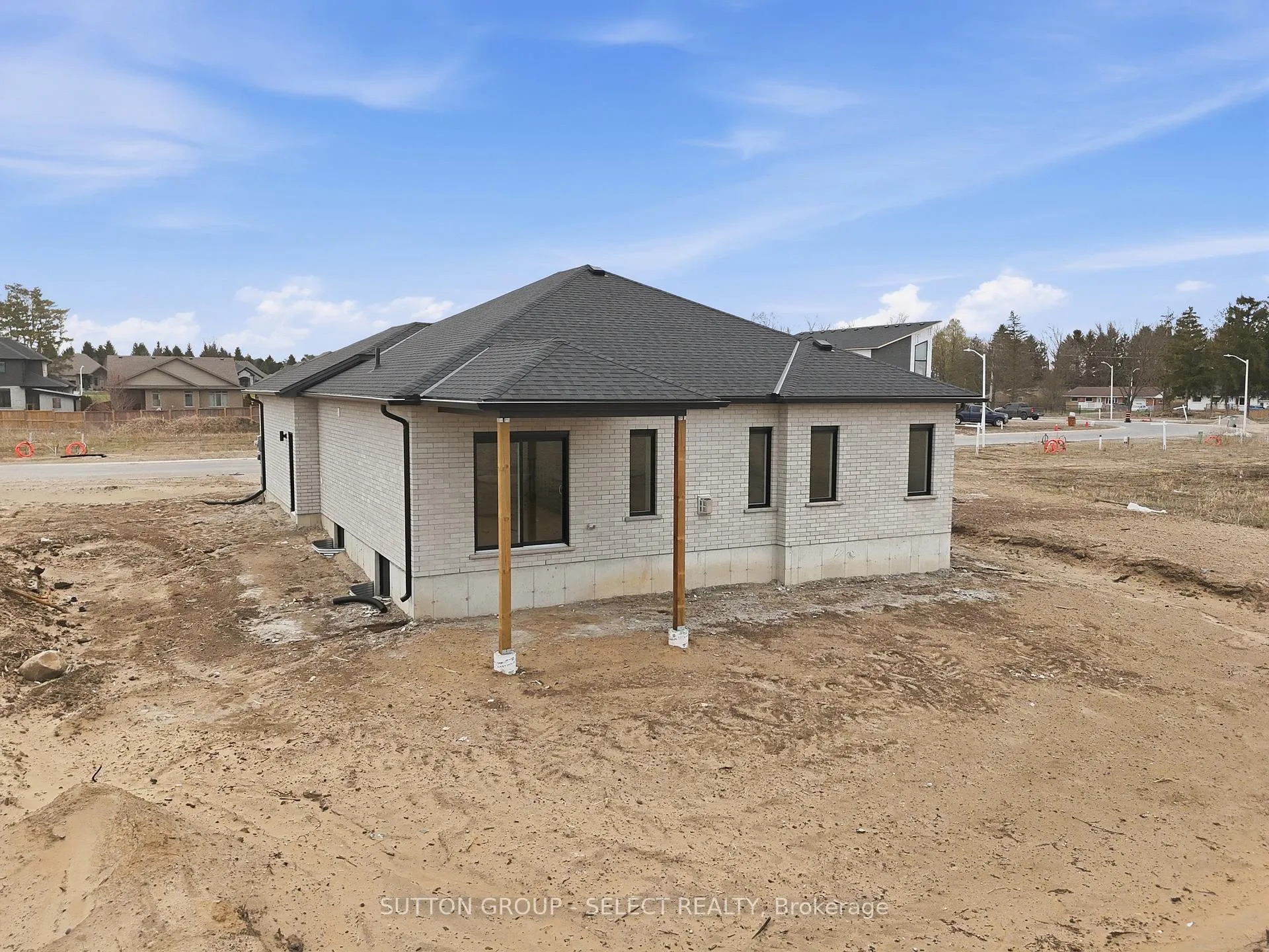 Photo 40 of 45 Hardy Drive, Strathroy-Caradoc, SE — HOMEH