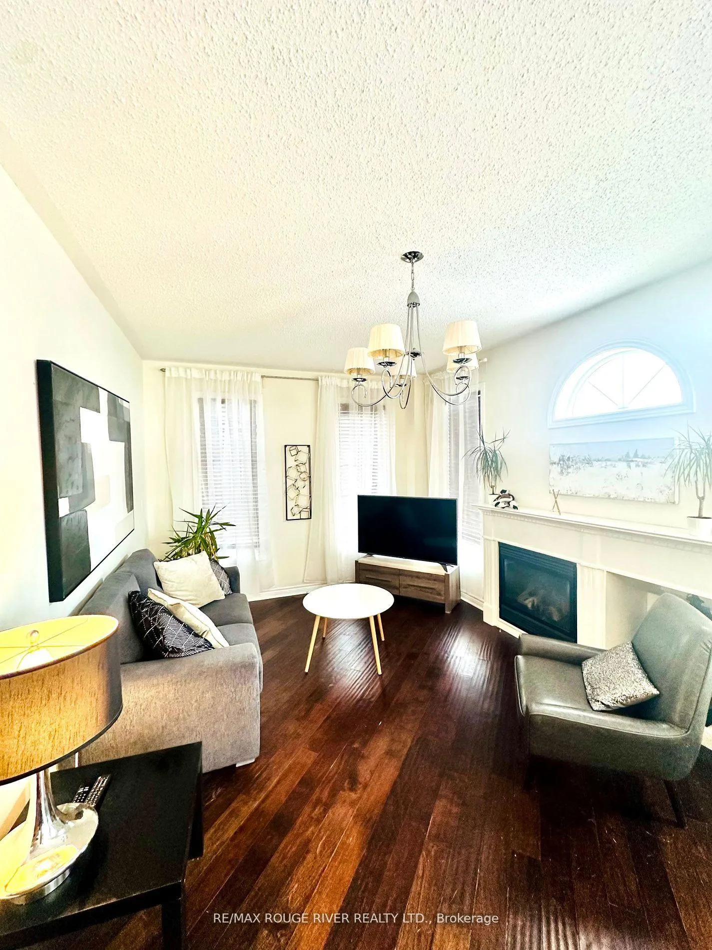 Photo 2 of 360 Carnwith Drive E, Whitby, Brooklin — HOMEH