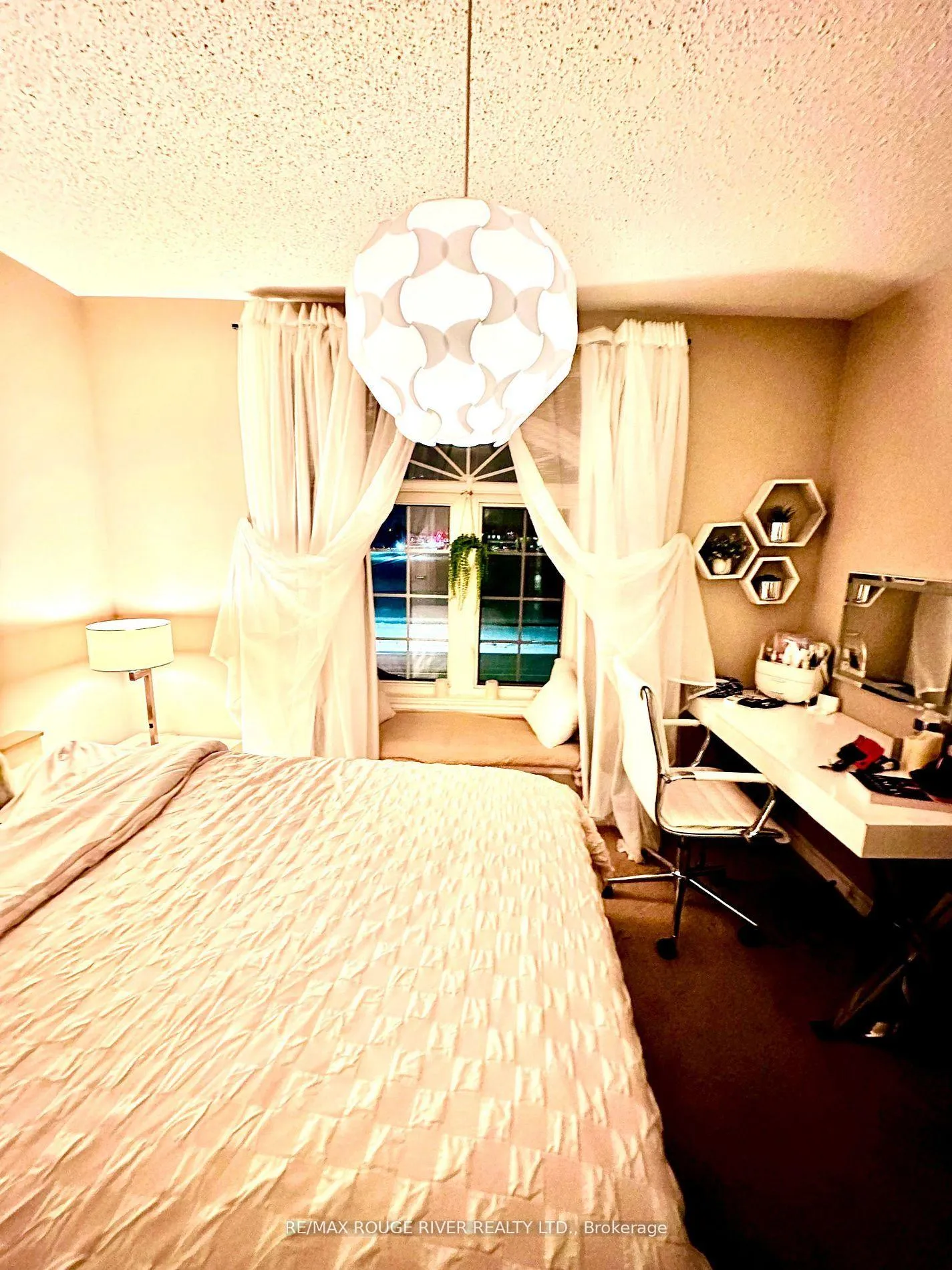Photo 5 of 360 Carnwith Drive E, Whitby, Brooklin — HOMEH