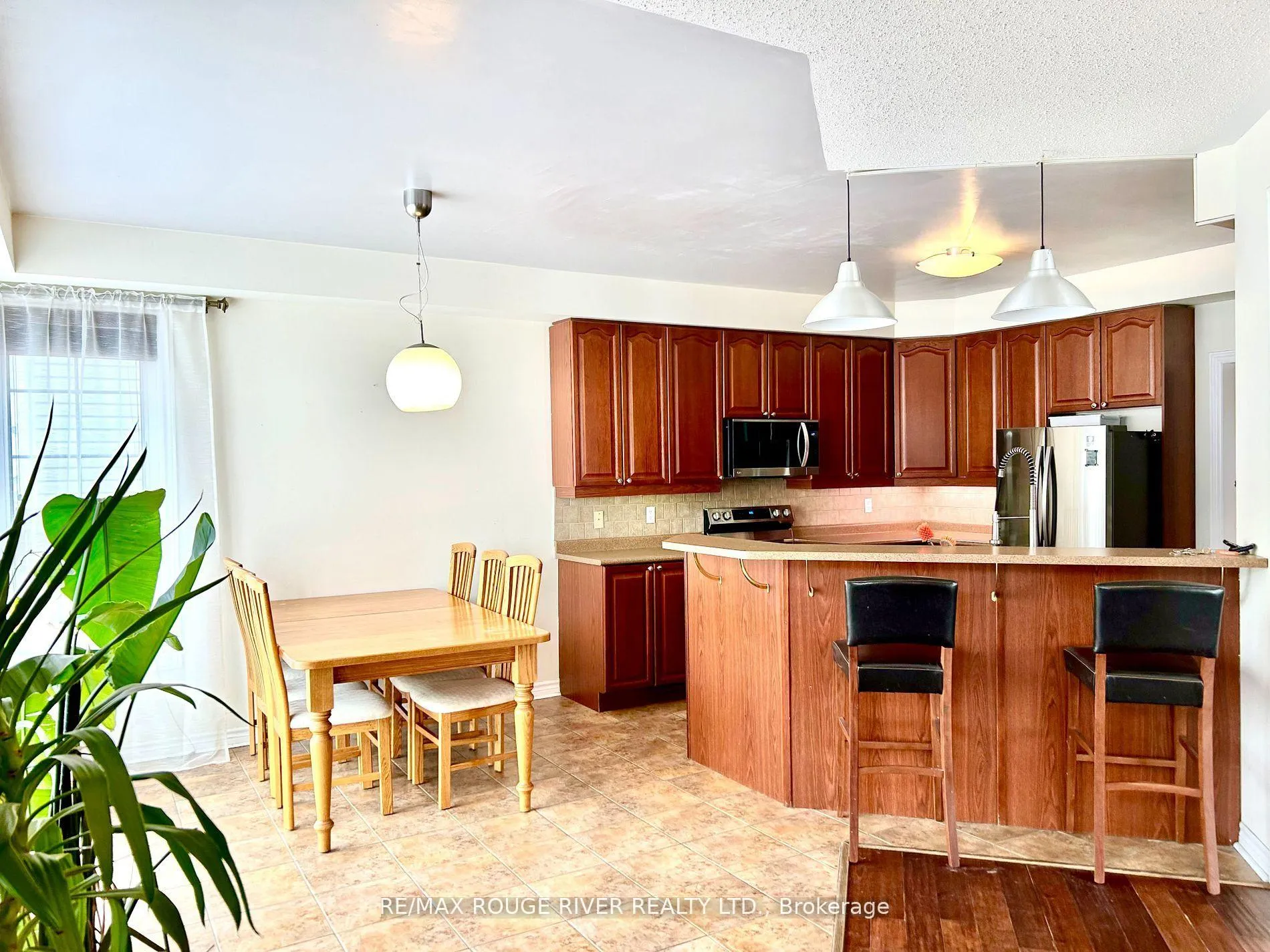 Photo 8 of 360 Carnwith Drive E, Whitby, Brooklin — HOMEH