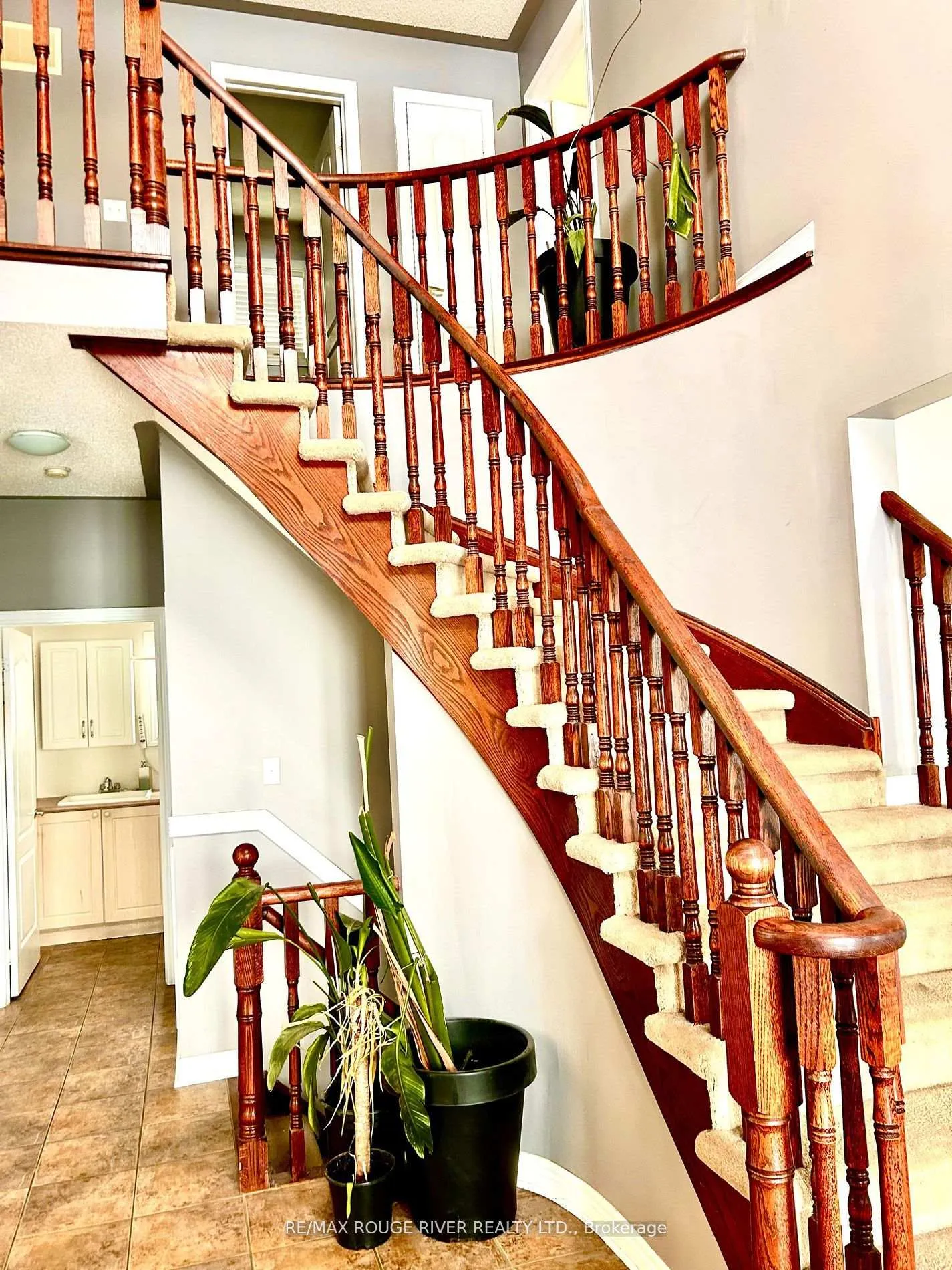 Photo 9 of 360 Carnwith Drive E, Whitby, Brooklin — HOMEH