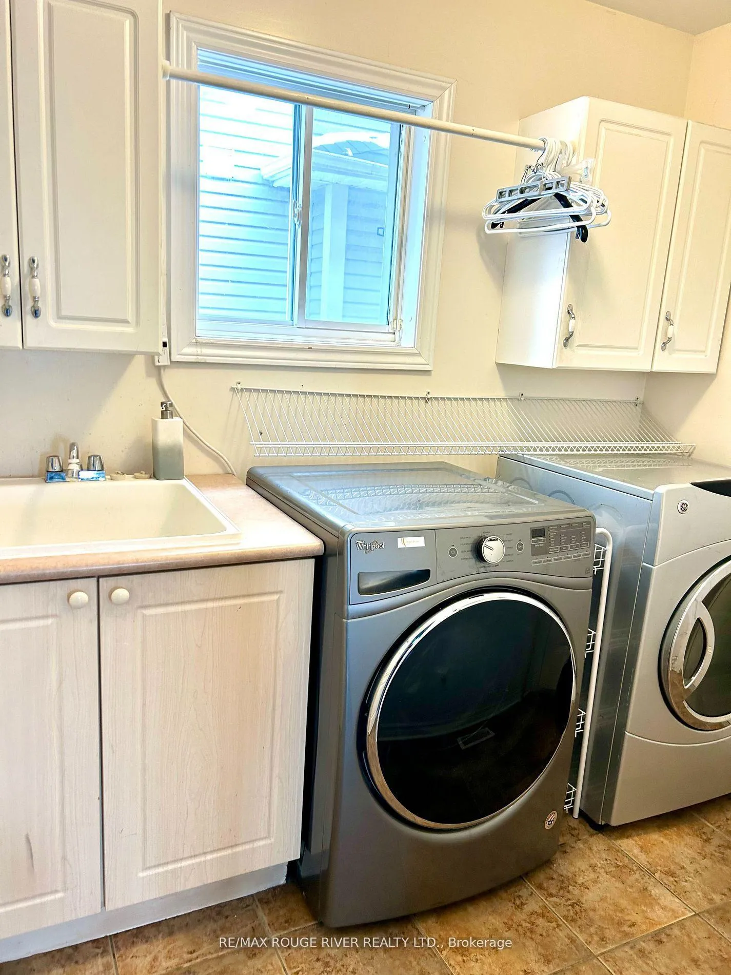Photo 11 of 360 Carnwith Drive E, Whitby, Brooklin — HOMEH