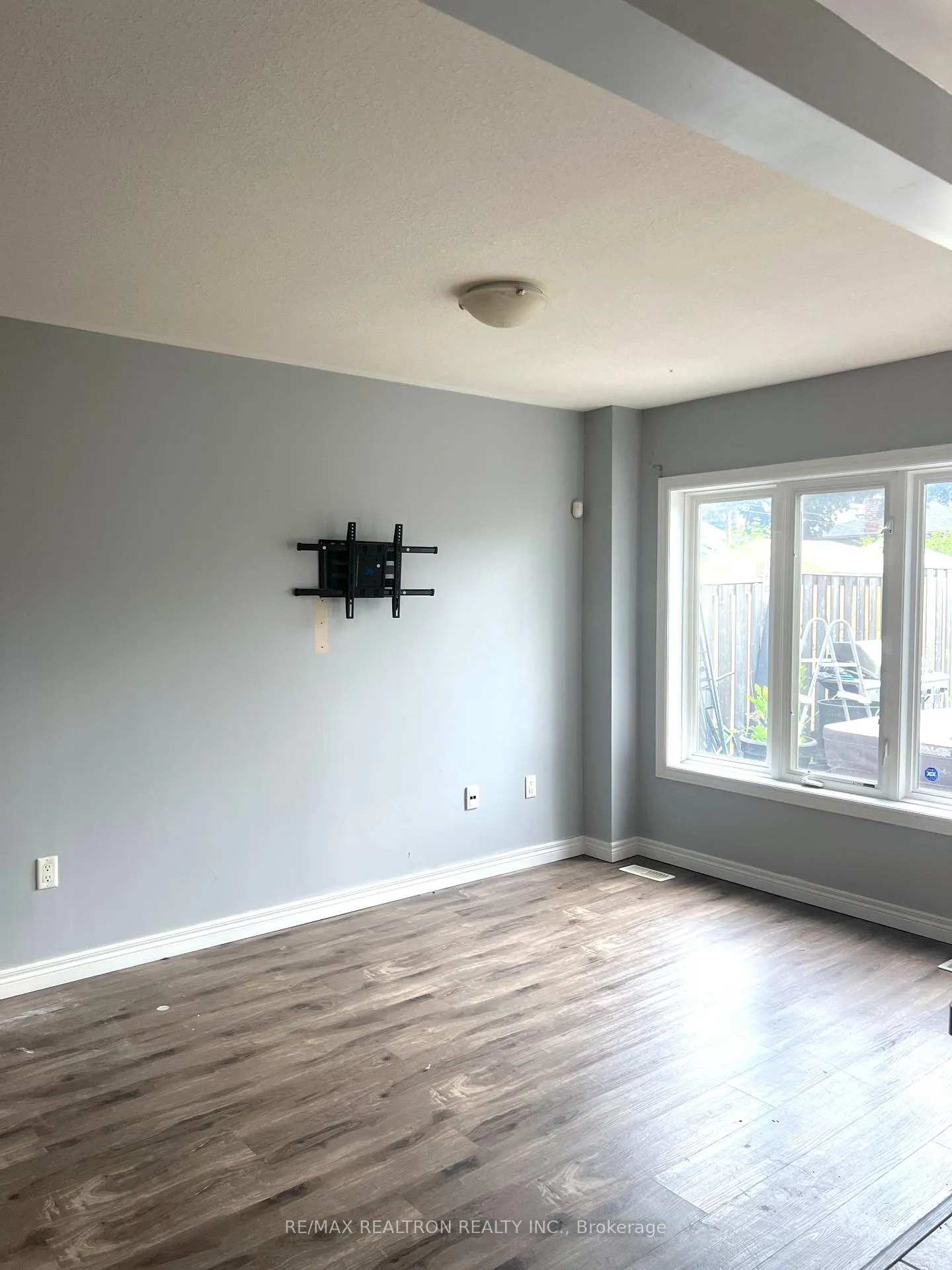 Photo 3 of 62 Vansitmart Avenue, Hamilton, Homeside — HOMEH