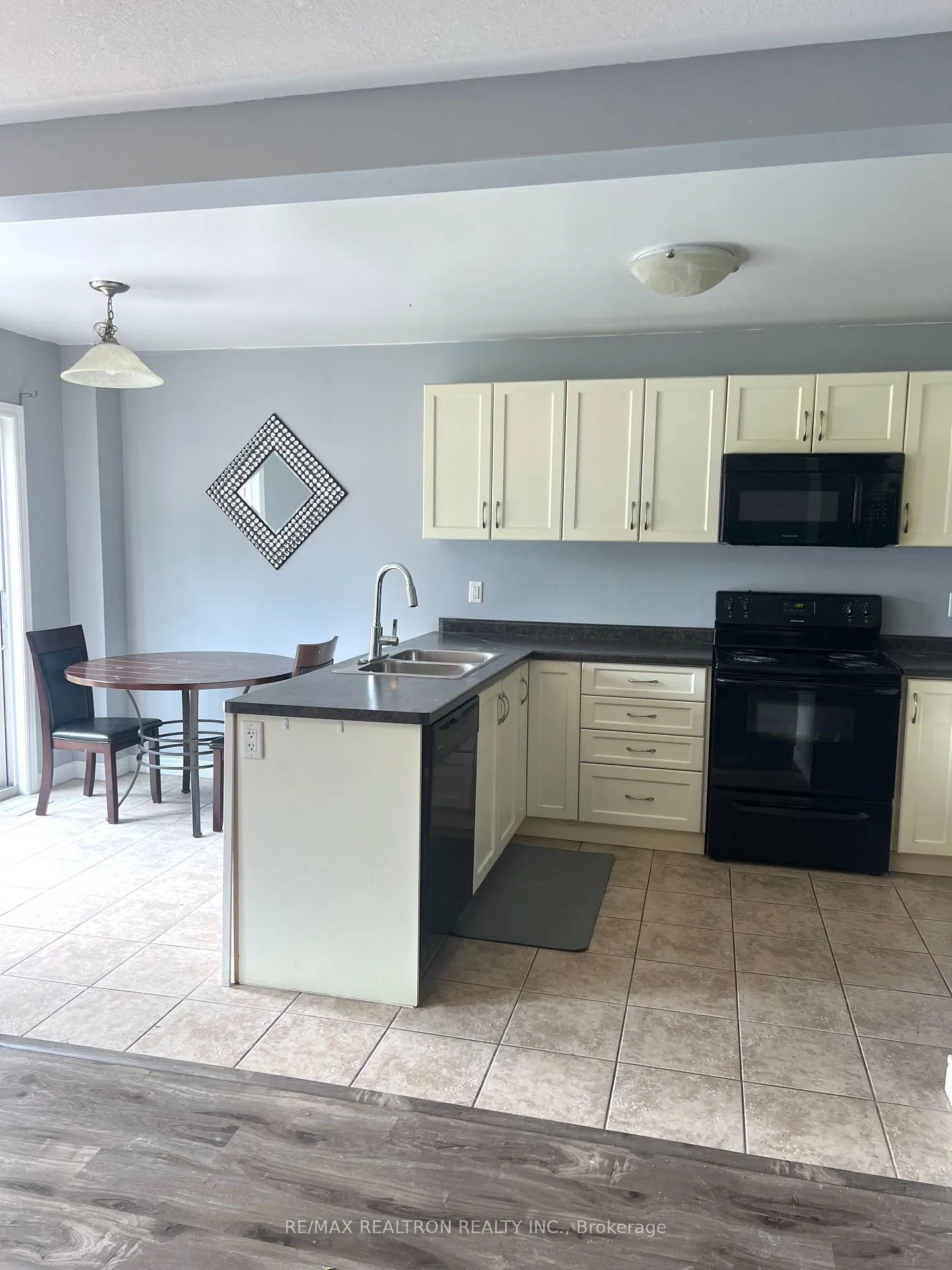 Photo 4 of 62 Vansitmart Avenue, Hamilton, Homeside — HOMEH