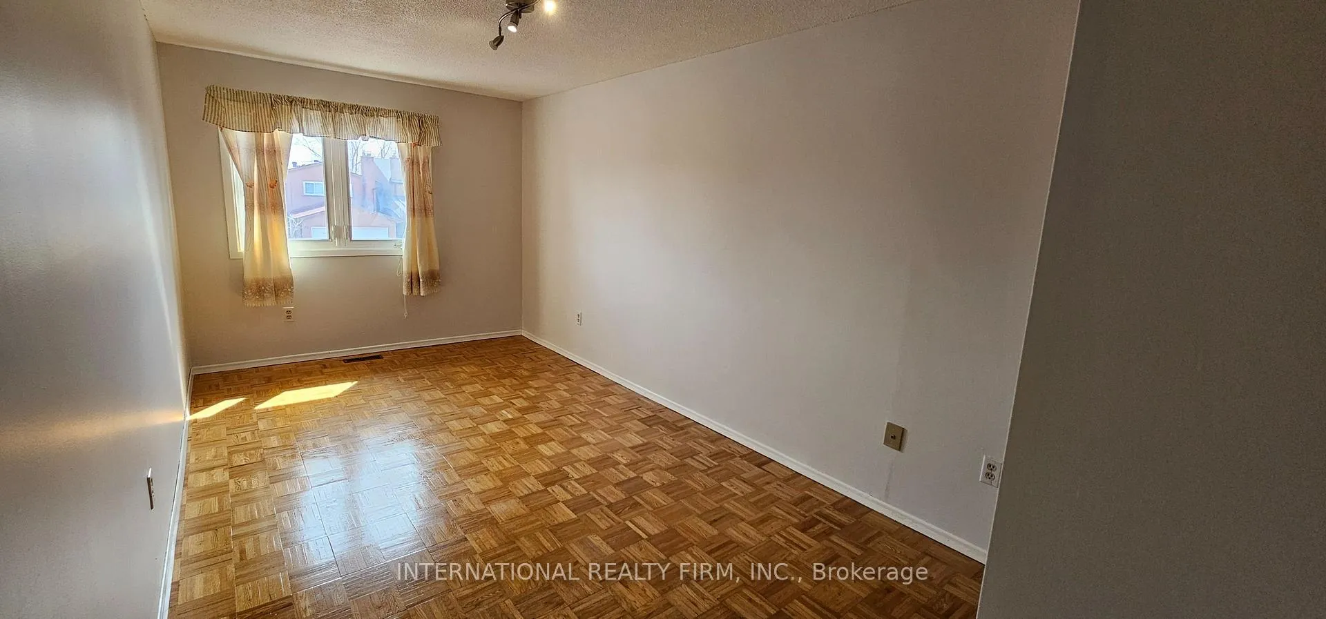 Photo 9 of 86 Upton Crescent, Markham, Milliken Mills West — HOMEH