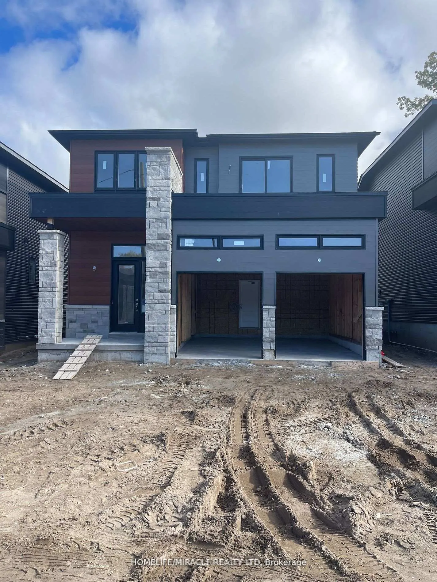 Photo 2 of 99 Berkely Street, Wasaga Beach — HOMEH
